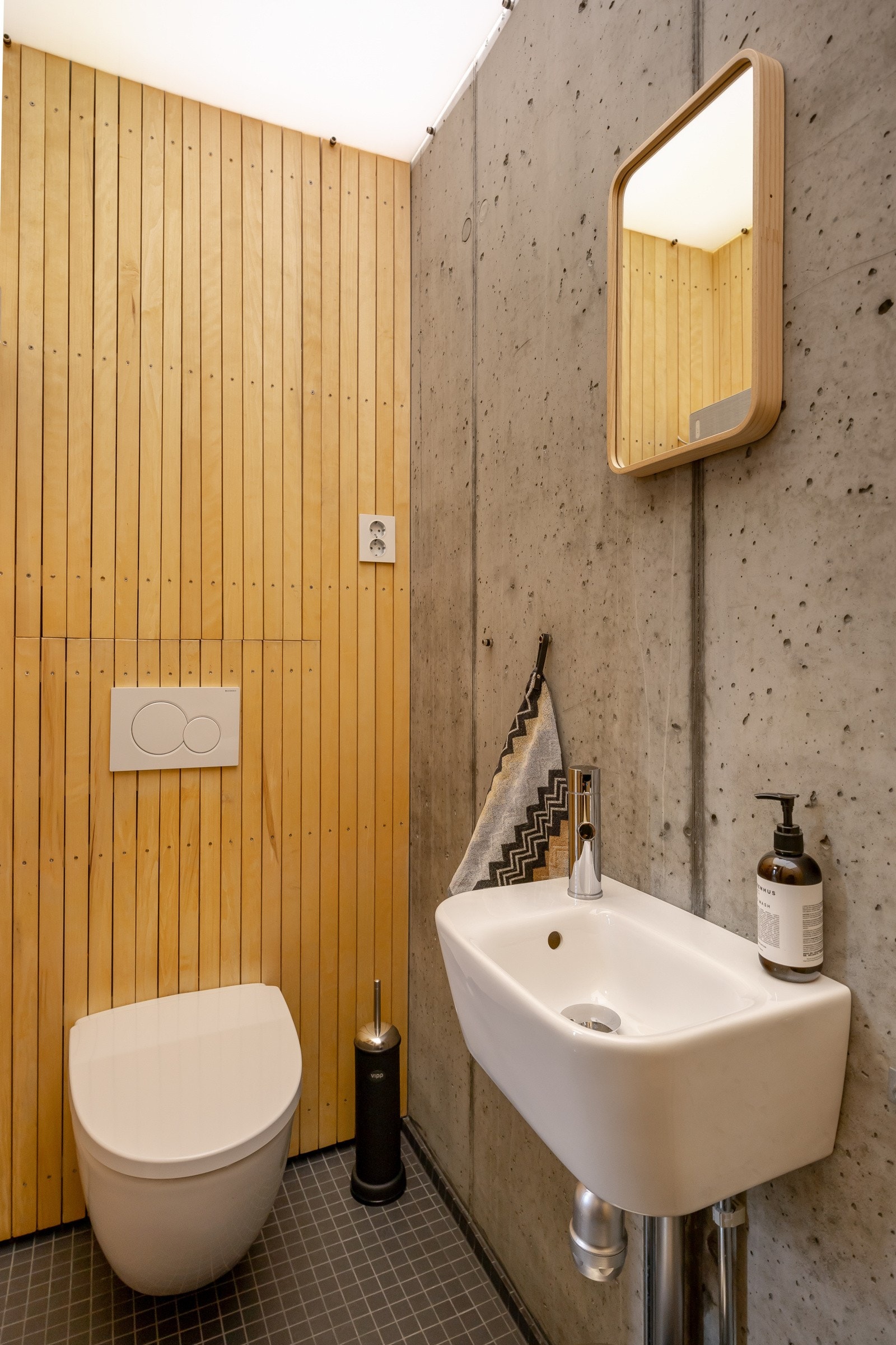 Bad nr.2 i hoveddel med flott betongvegg og oljet osp. Belysning er akrylplate spesiallaget med ledlys. Galleribilde