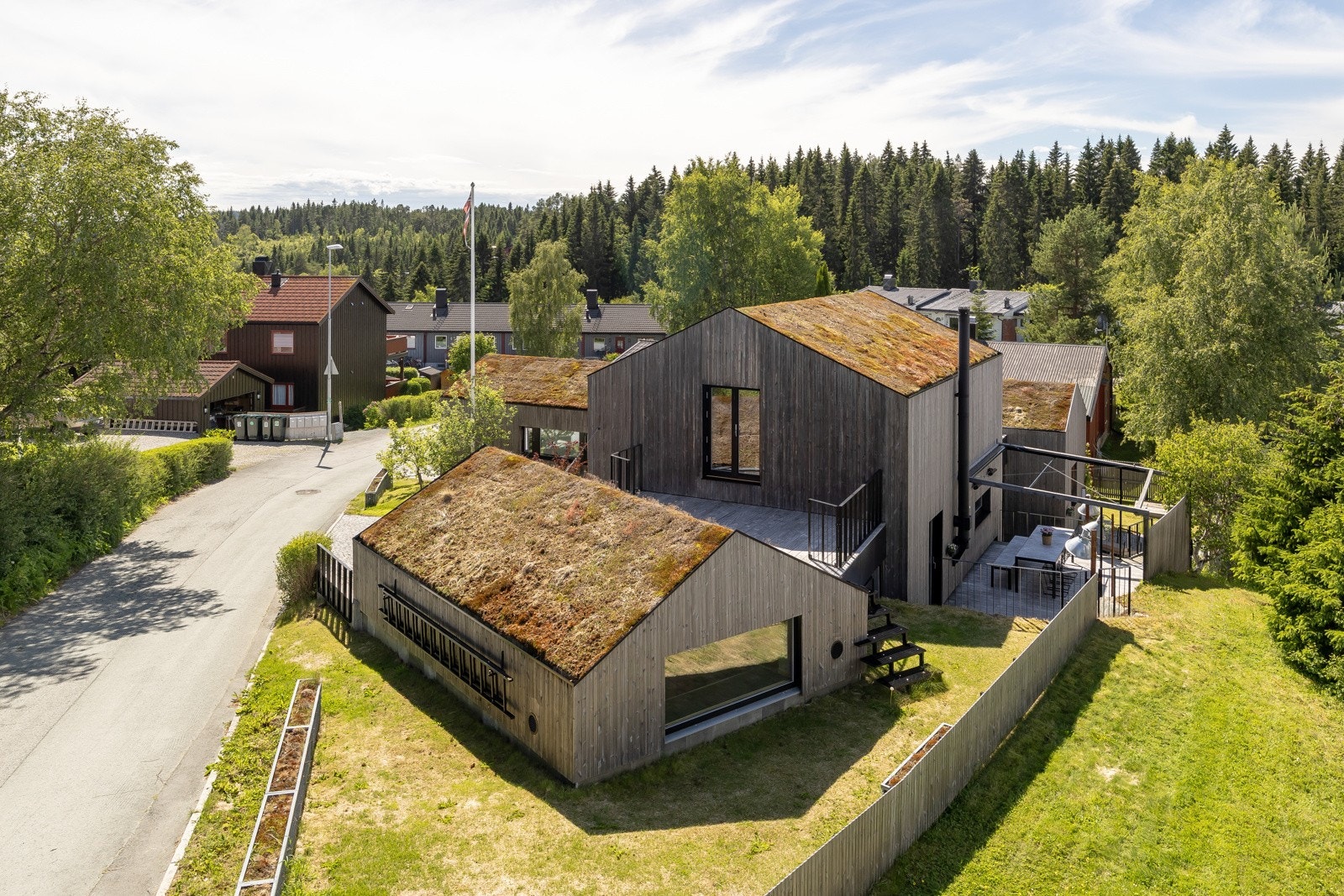 Plenområdet bak garasjen egner seg godt til f.eks trampoline. Hagen på baksiden av huset er inndelt i flere nivåer, tilpasset terrenget. Galleribilde