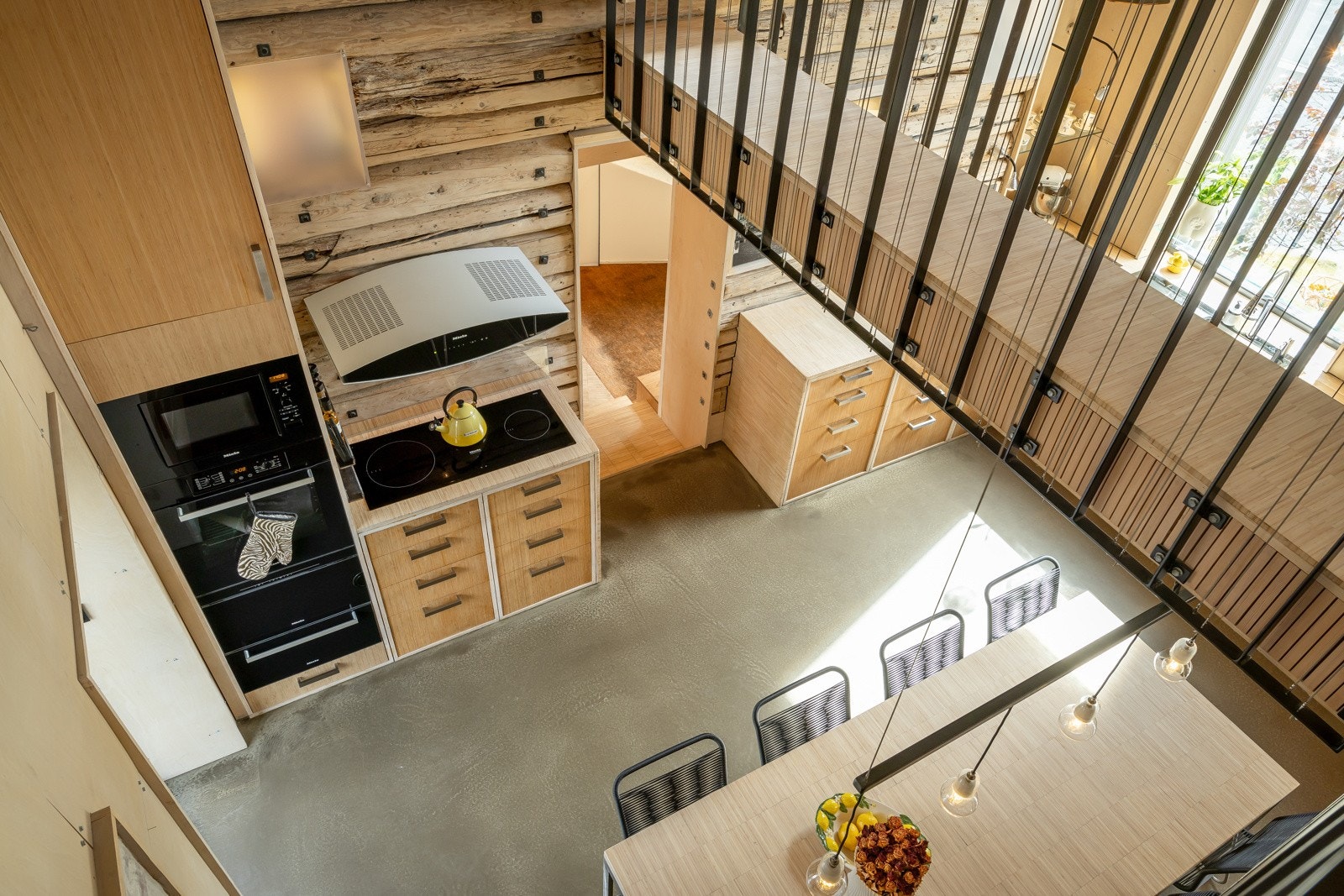 Boligen har utstrakt bruk av materialer som smijern, finérplater, granitt, originalt tømmer og betong Galleribilde