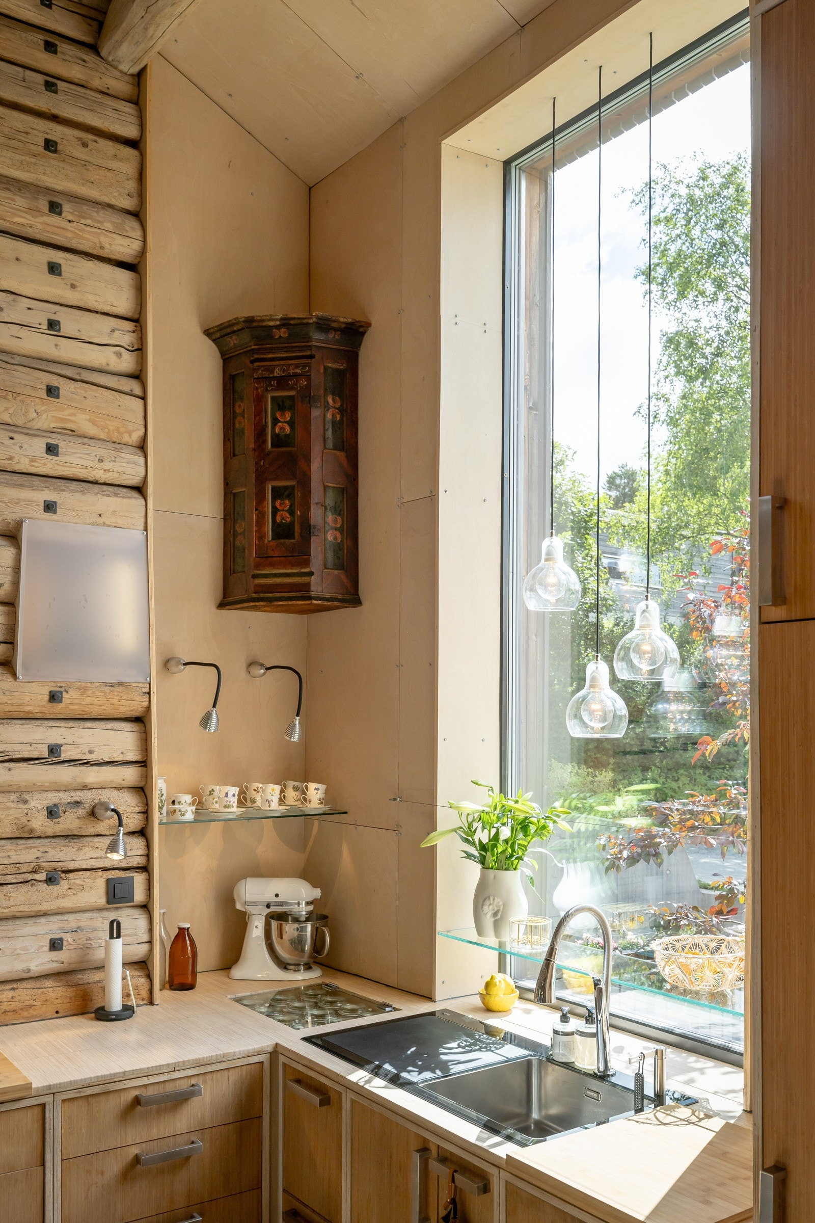 Alt av lys i boligen, inkl. kjøkken, er styrt av smarthusløsning. Frontene på kjøkkenet er i bambusfinér og benkeplata av bambusstaver. Galleribilde