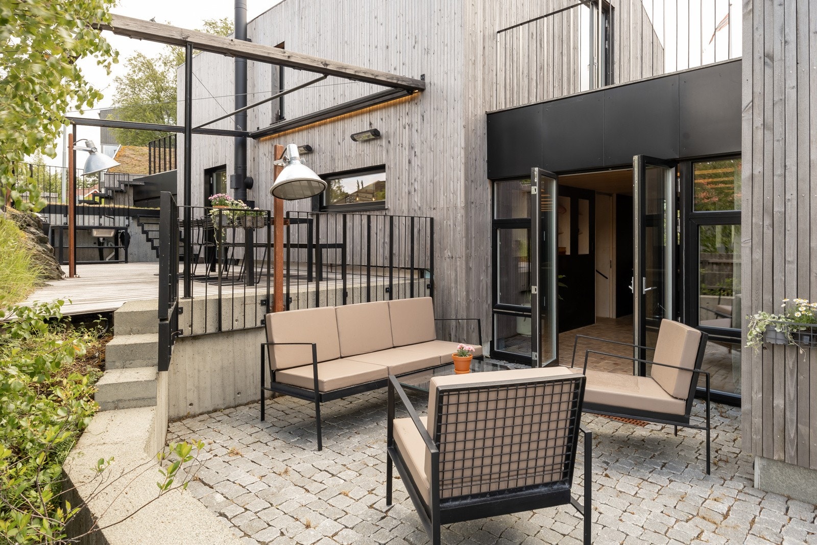 Uteplass på nederste nivå har den samme smågate granitten som fremsiden. Galleribilde