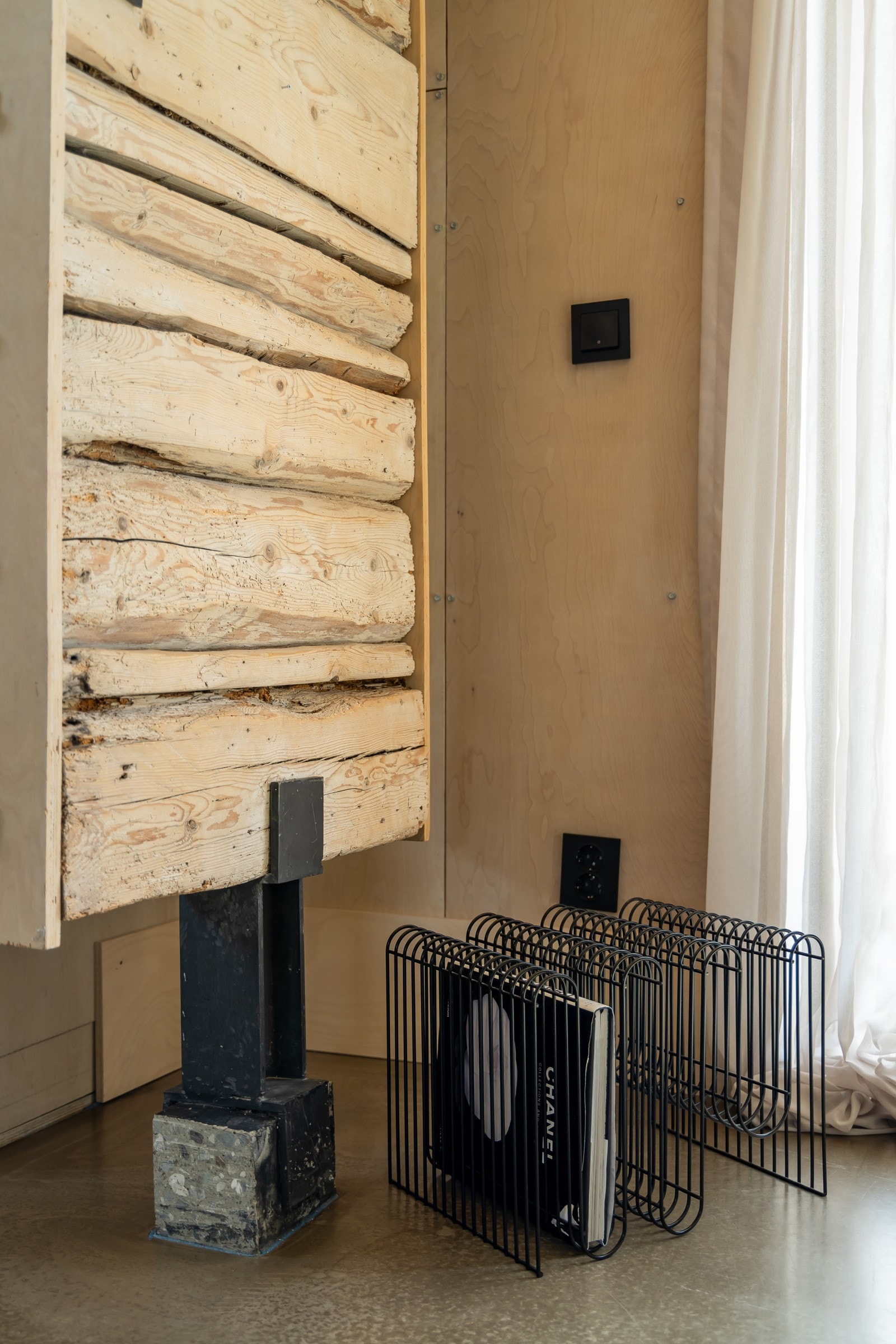 Den gammle tømmerkassen ble tatt ned, lutet og behandlet før den ble satt sammen. Den har ingen praktisk funsksjon utover å fortelle om husets opprinnelse. Galleribilde