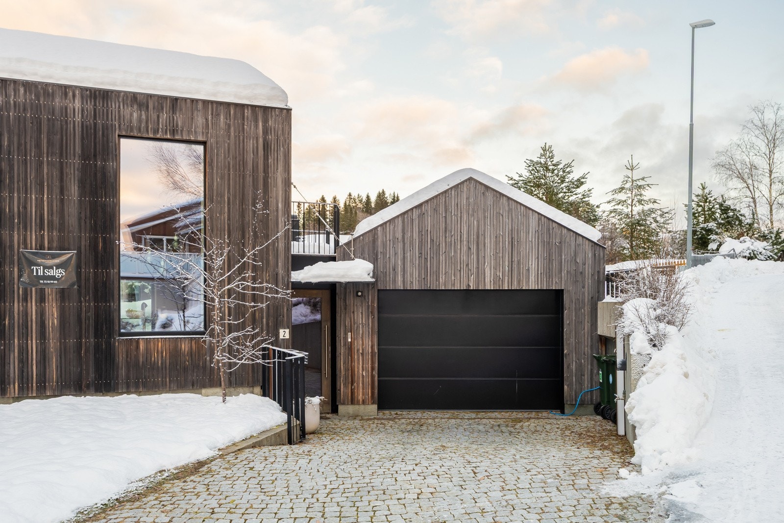 Gårdsplassen er oppvarmet (vannbåren) og belagt med smågatestein i granitt. Galleribilde