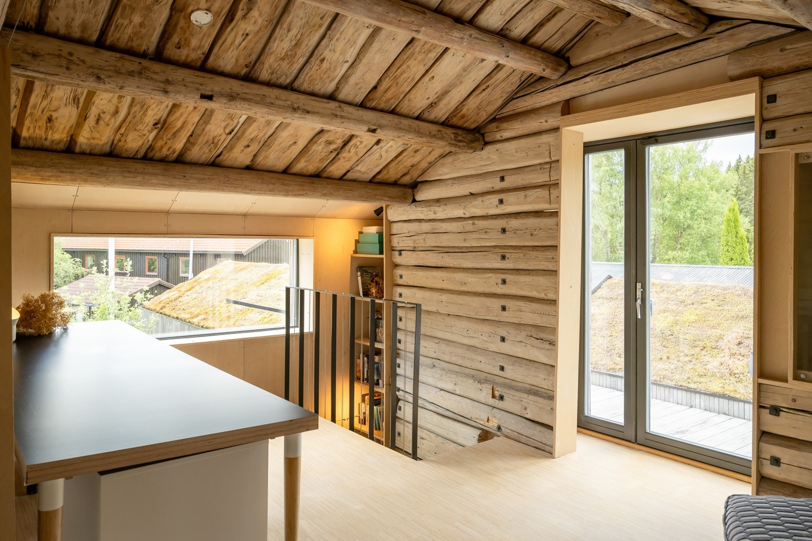 Balkongdør fører ut til takterrassen på sørsiden av boligen. Galleribilde