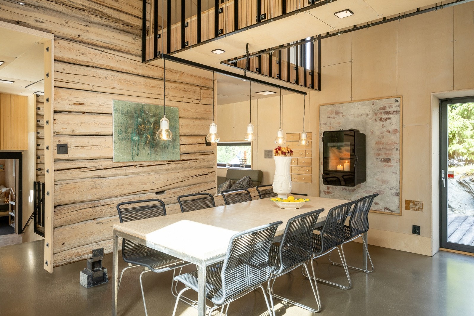 Kjøkkenet har god plass til stort spisebord. Galleribilde