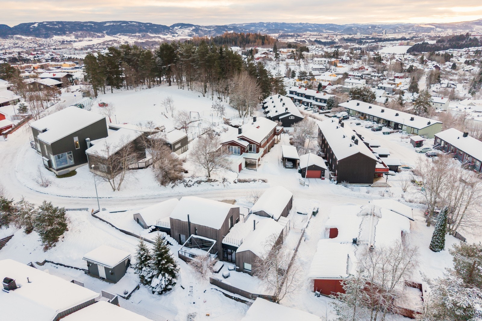 Boligen har en fantastisk beliggenhet i enden av en blindvei. Her ligger alt til rette for gode oppvekstvilkår med barnehager, skoler og ikke minst Bymarka like ved. Galleribilde