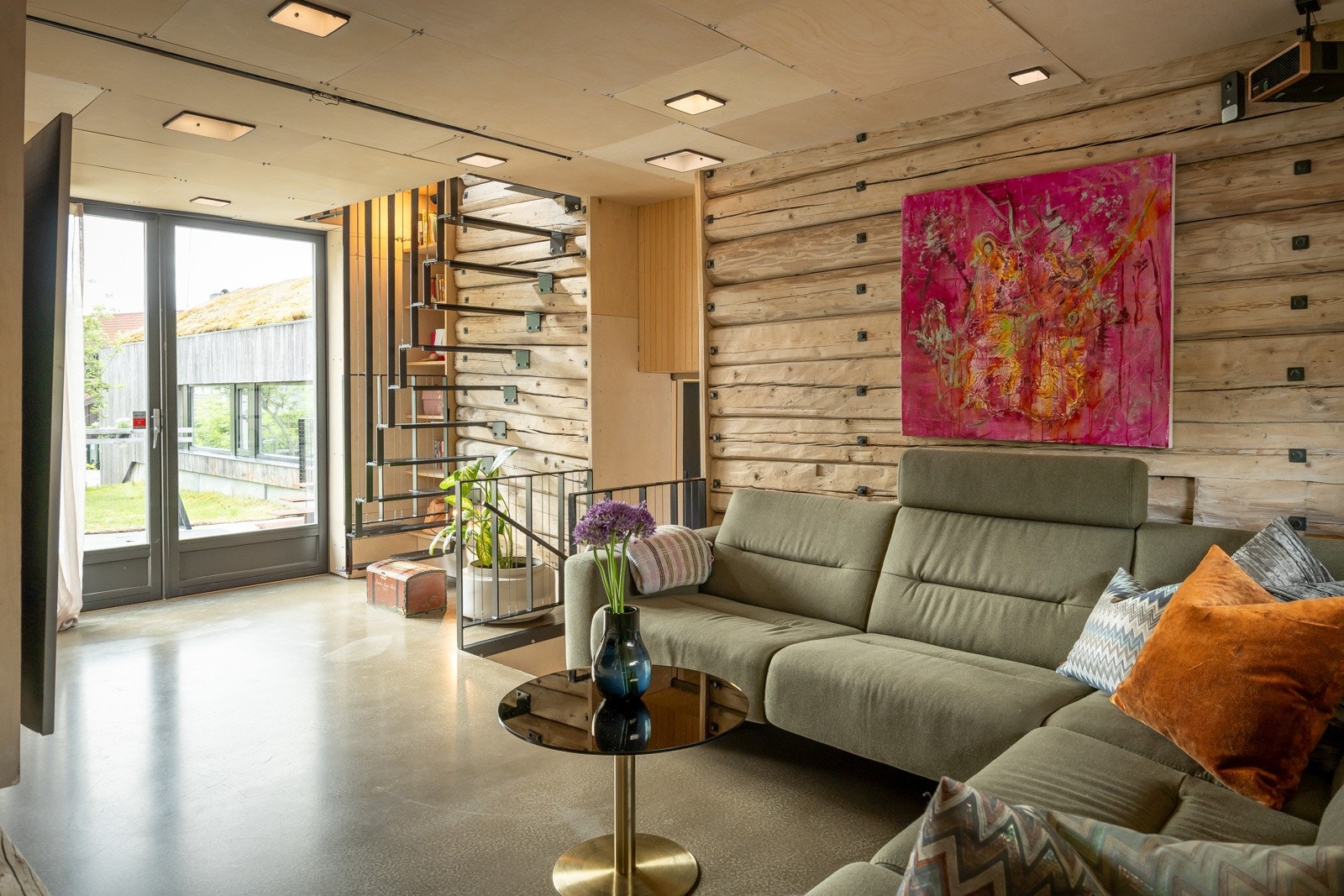 Tømmerkassen på kjøkken og stuen er fra 1600-tallet og underbygger den unike atmosfæren. Galleribilde