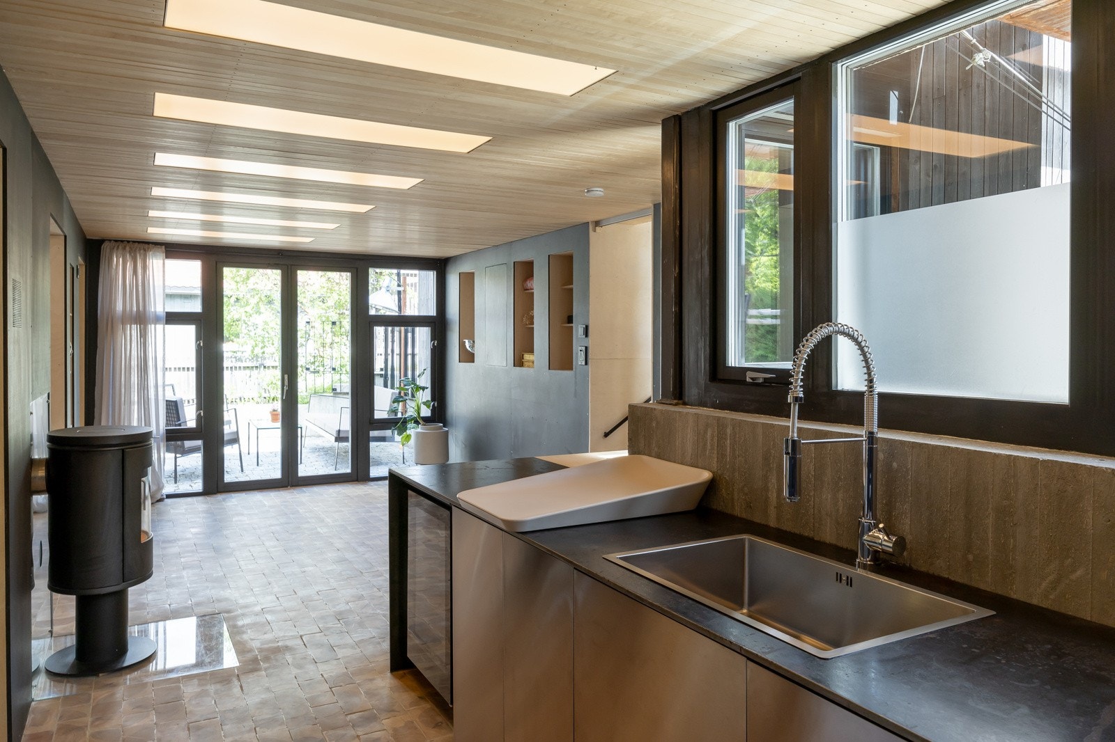 Gulvet i mellomstuen er av kjerneved fra 200 år gamle ask- og eiketrær fra Høgskoleparken i Sentrum. Galleribilde