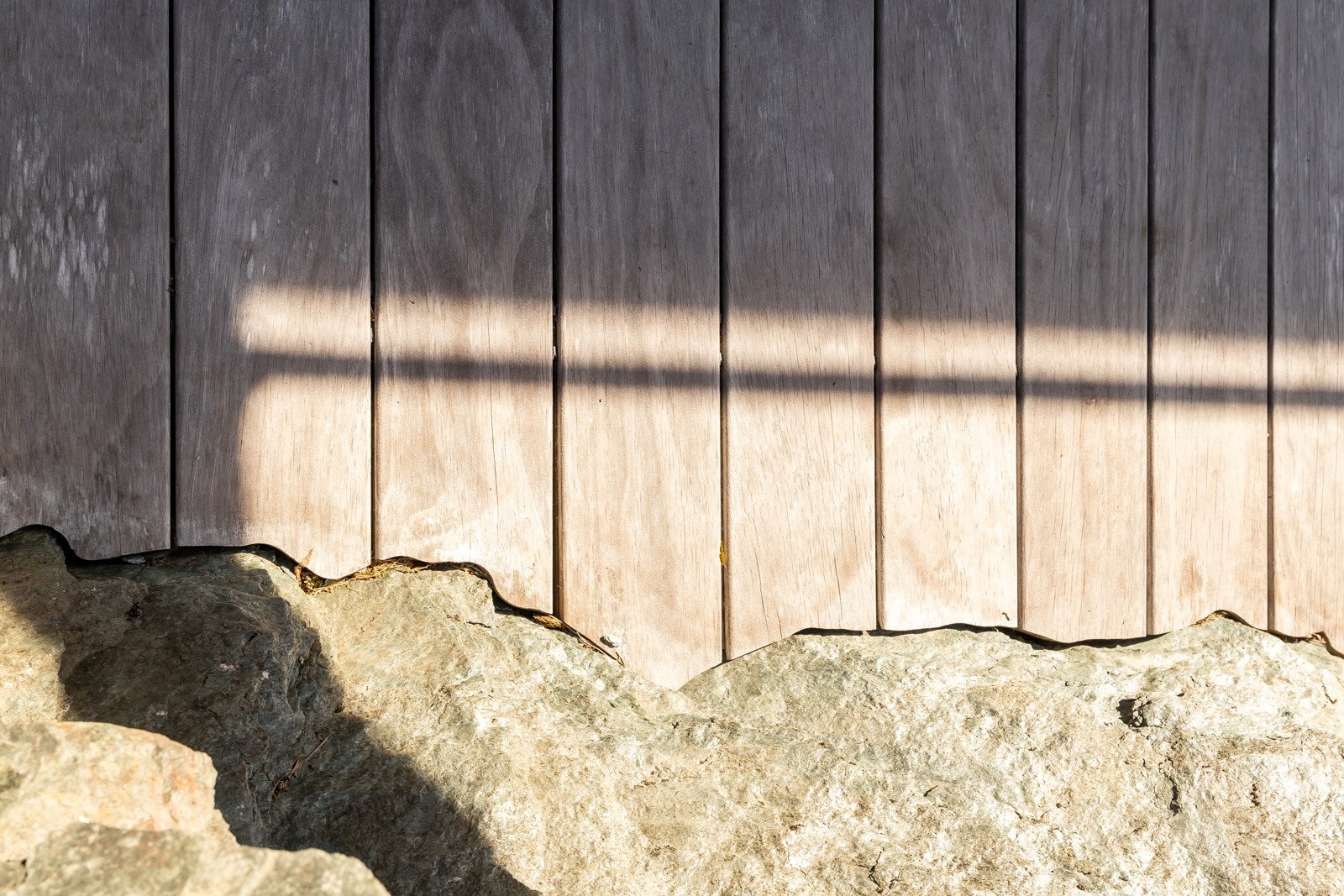 Terrassebordene er formskjært til fjellet som grenser mot nabotomt. Galleribilde