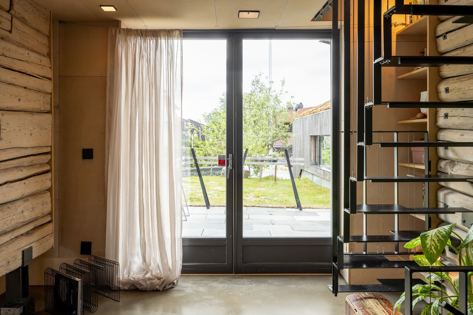 Tv-stuen har utgang til formiddagsplassen. Galleribilde