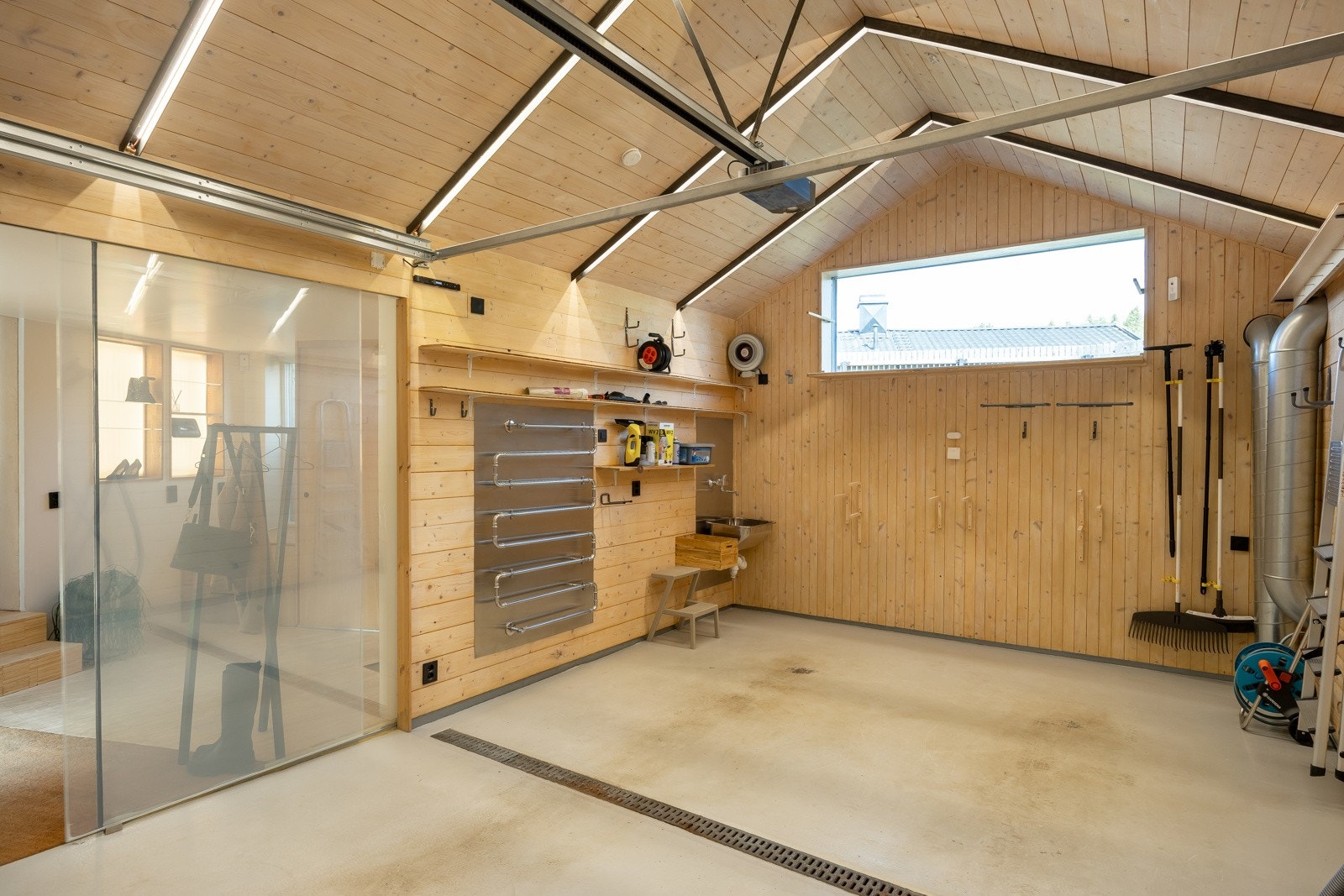 Garasjen er utstyrt med motorisert dør, er fullisolert, og oppvarmet gjennom vannbåren varme. Smarthusføleren detekterer blant annet luftfuktighet og Co2. Sluk i garasjen er praktisk om bilen er full av snø. Galleribilde