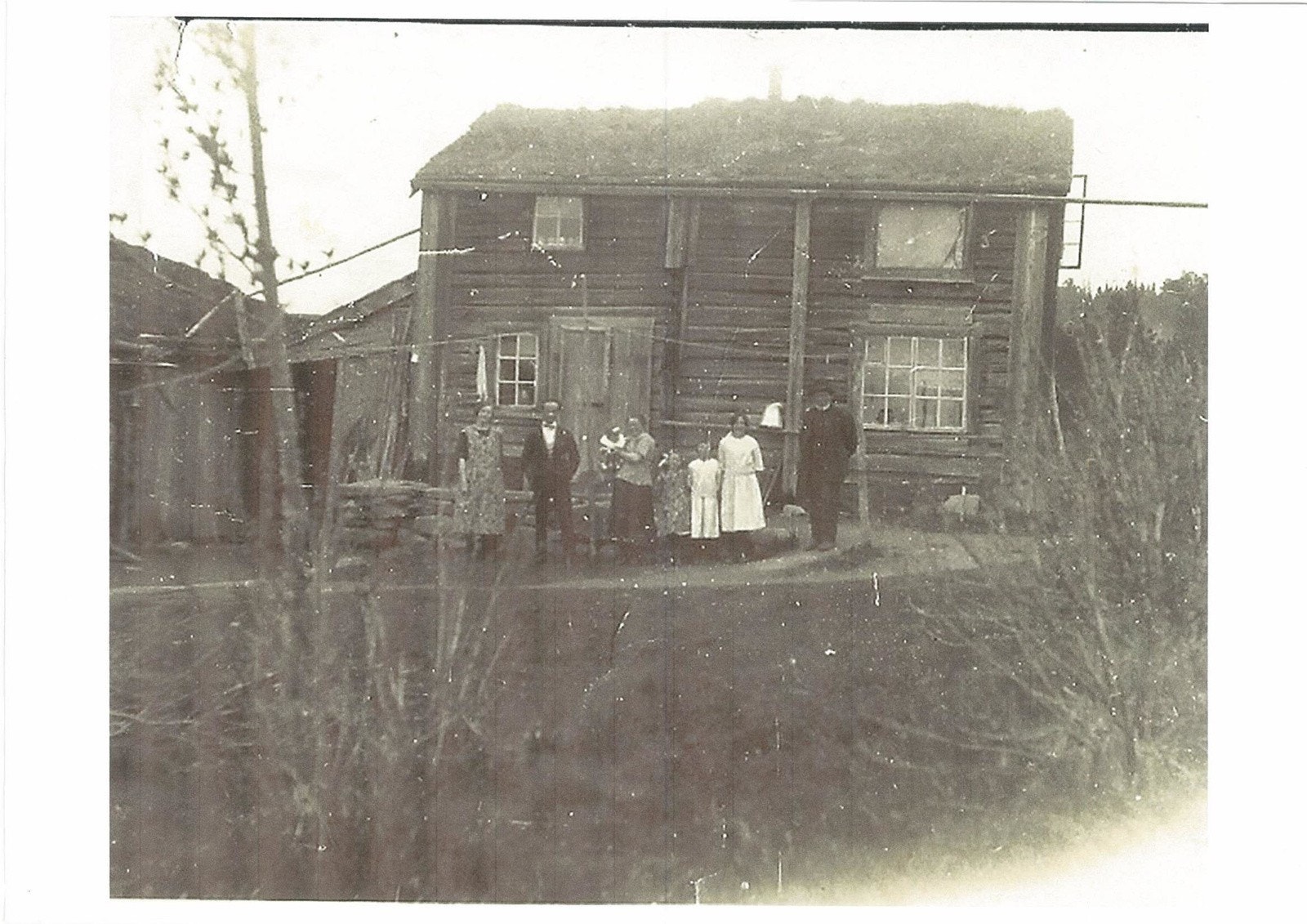 Bilde av huset/tømmerkassen fra gammelt av. Med stor sansynlighet er tømmerkassen (stue/ kjøkken) det eldste huset på Byåsen etter at våningshuset på Stavset ble revet. Galleribilde