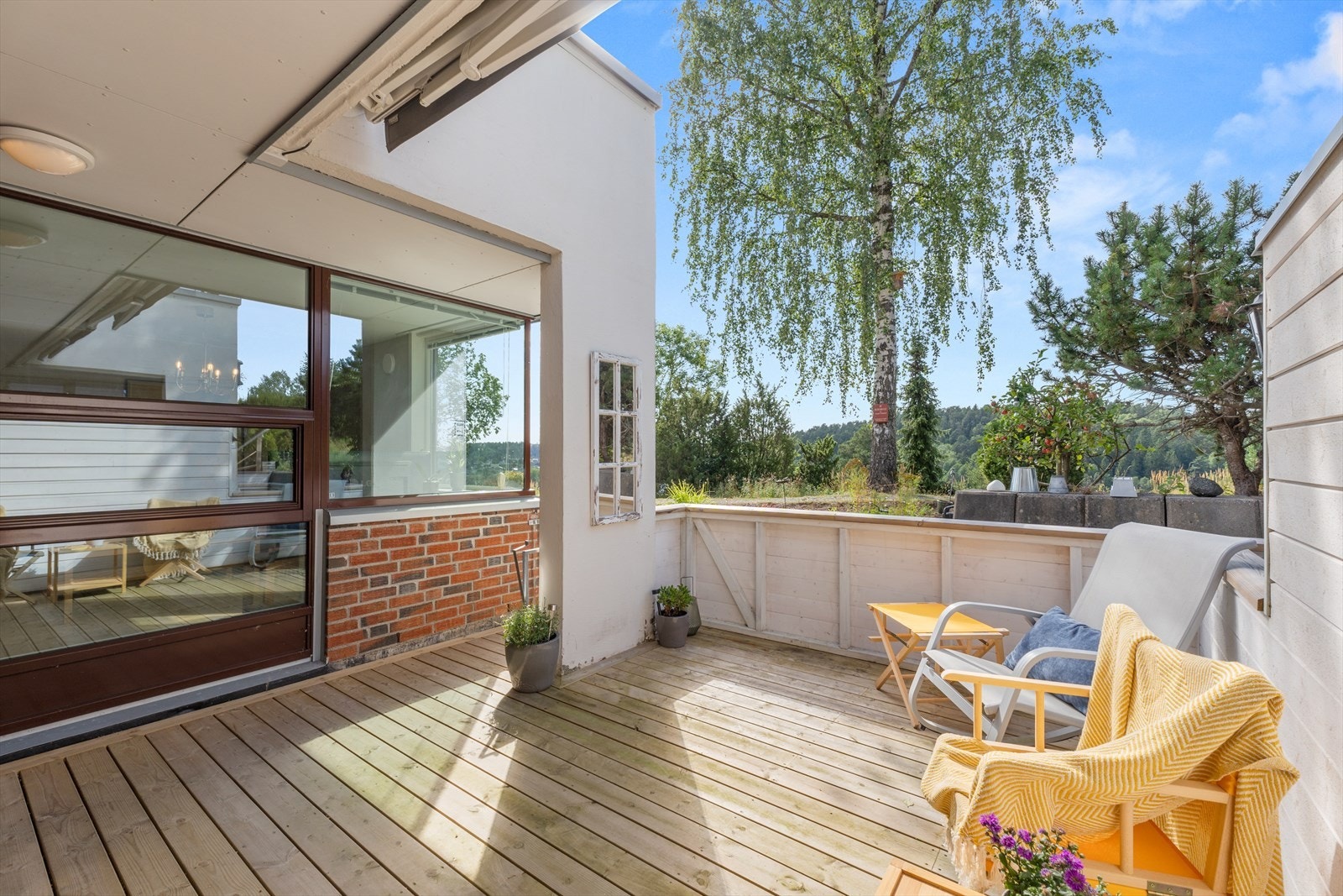 Terrassen oppleves som en forlengelse av stuen på sommerhalvåret med god plass til sittegruppe, grill og beplantning hvor hyggelige sommerdager kan nytes i godt selskap. Galleribilde