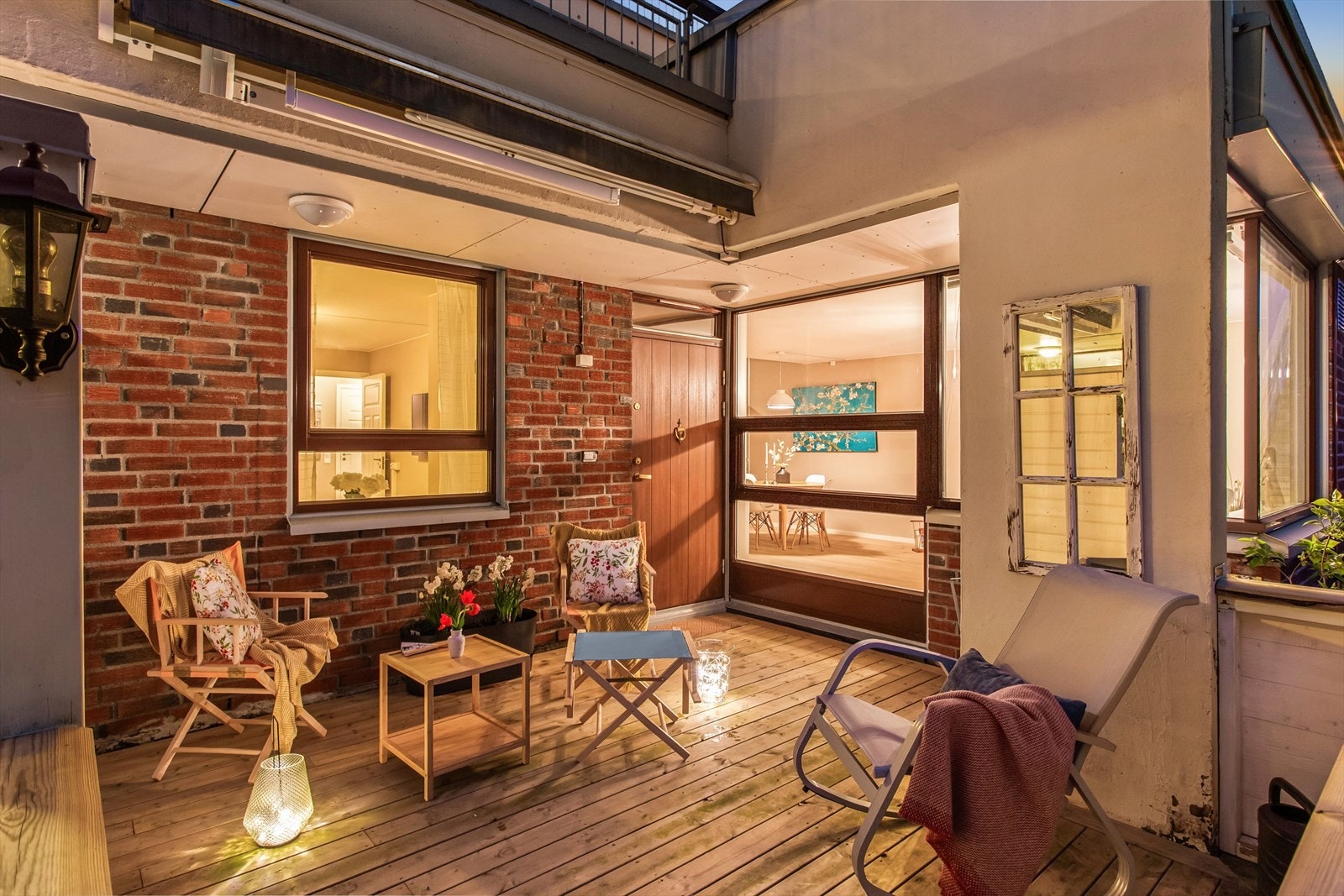Kveldsstemning på terrassen. Galleribilde