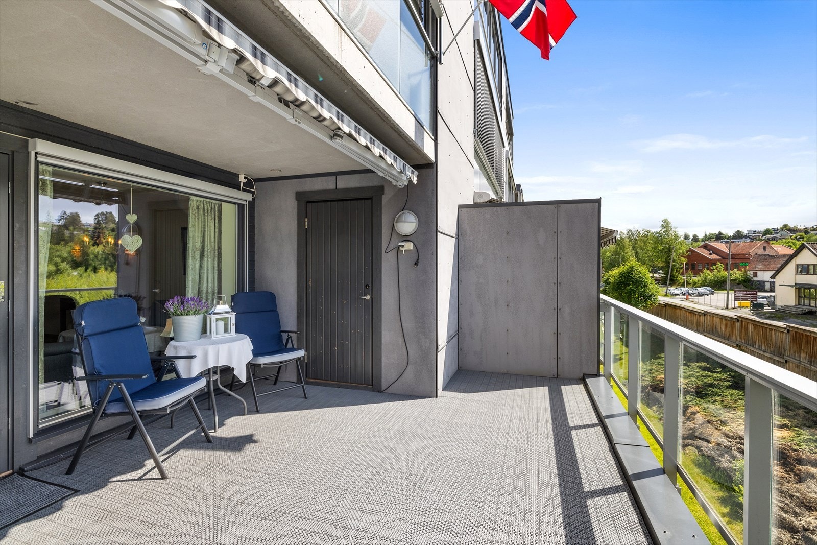 På terrassen er det bod til puter og utemøbler. Galleribilde