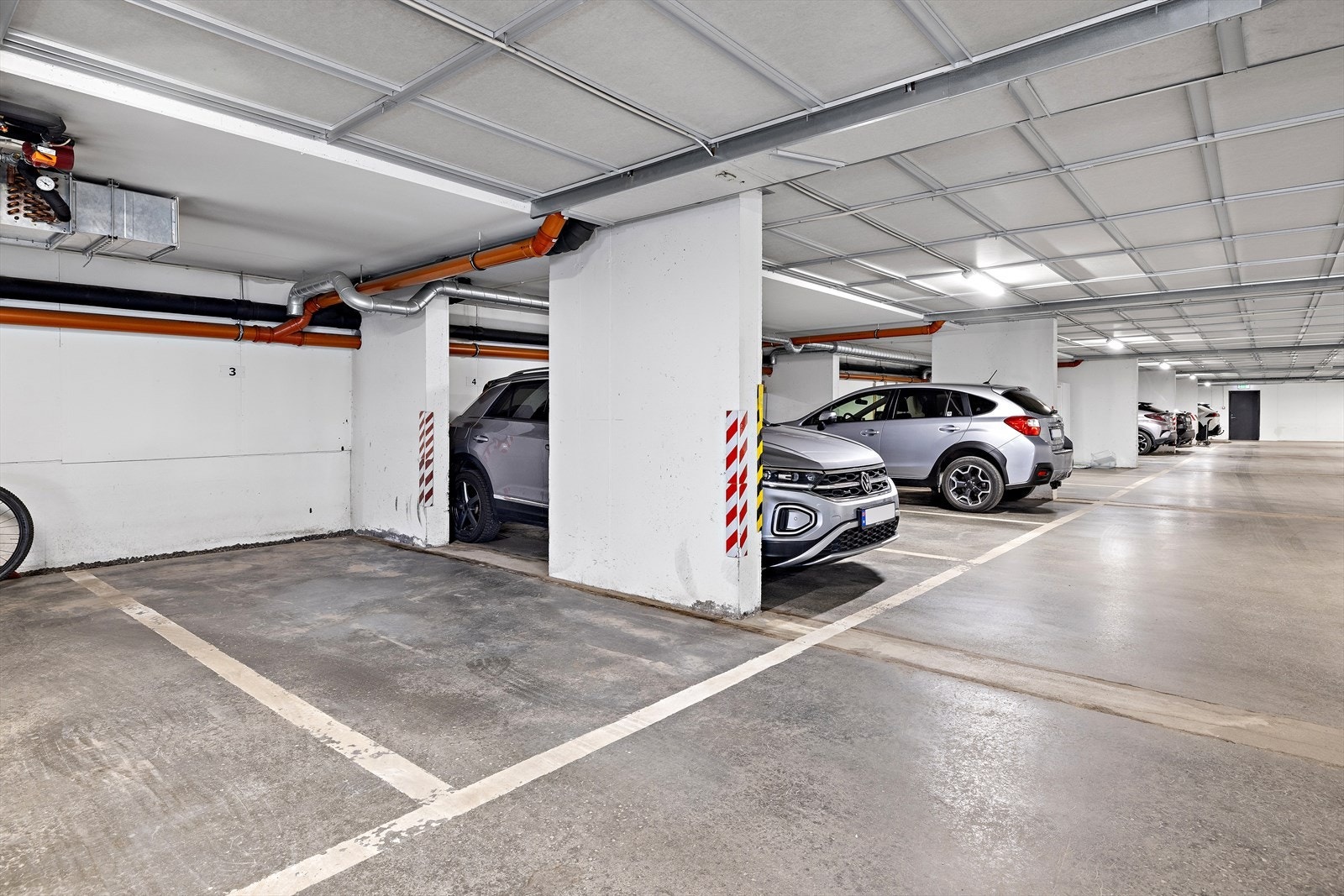 Leiligheten har parkeringsplass nummer 3. Galleribilde