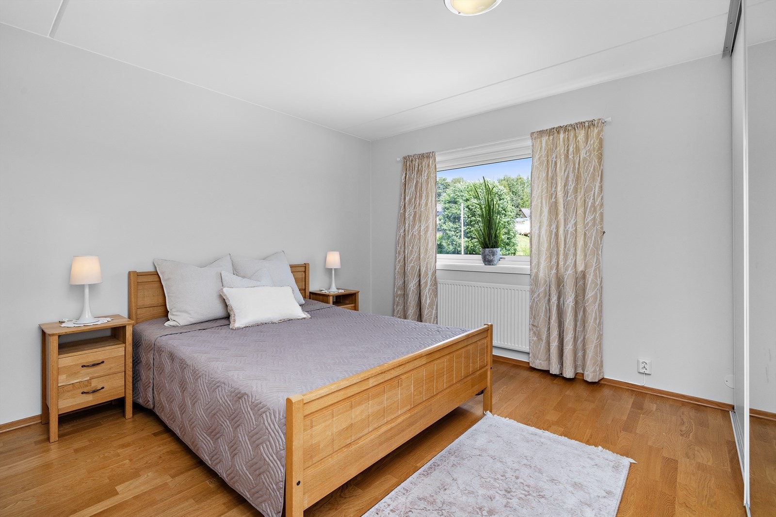 Hovedsoverommet er romslig med skyvedørsgarderobe. Galleribilde