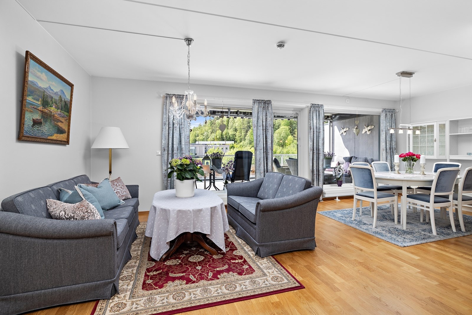 Stuen er i vinkel med kjøkken i egen delvis lukket sone. Galleribilde