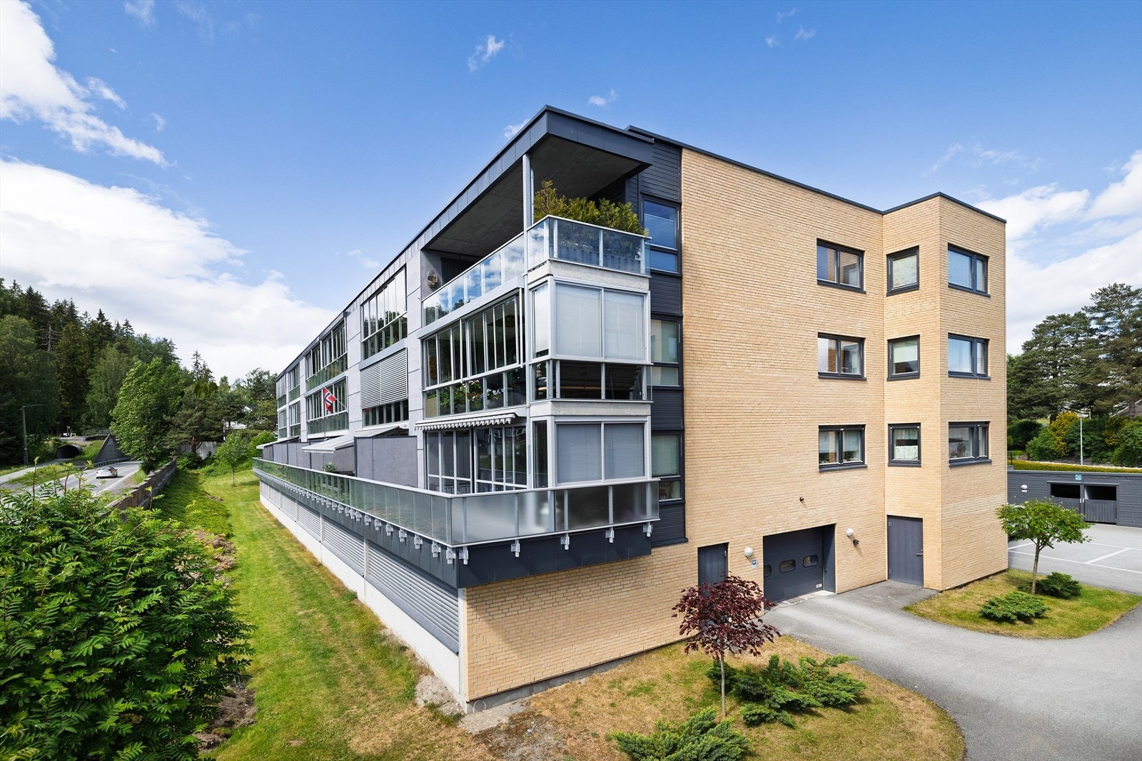 Soknedalsveien 12 A - En attraktiv leilighet med stor terrasse. Dette er en midleilighet rett ved flagget. Galleribilde