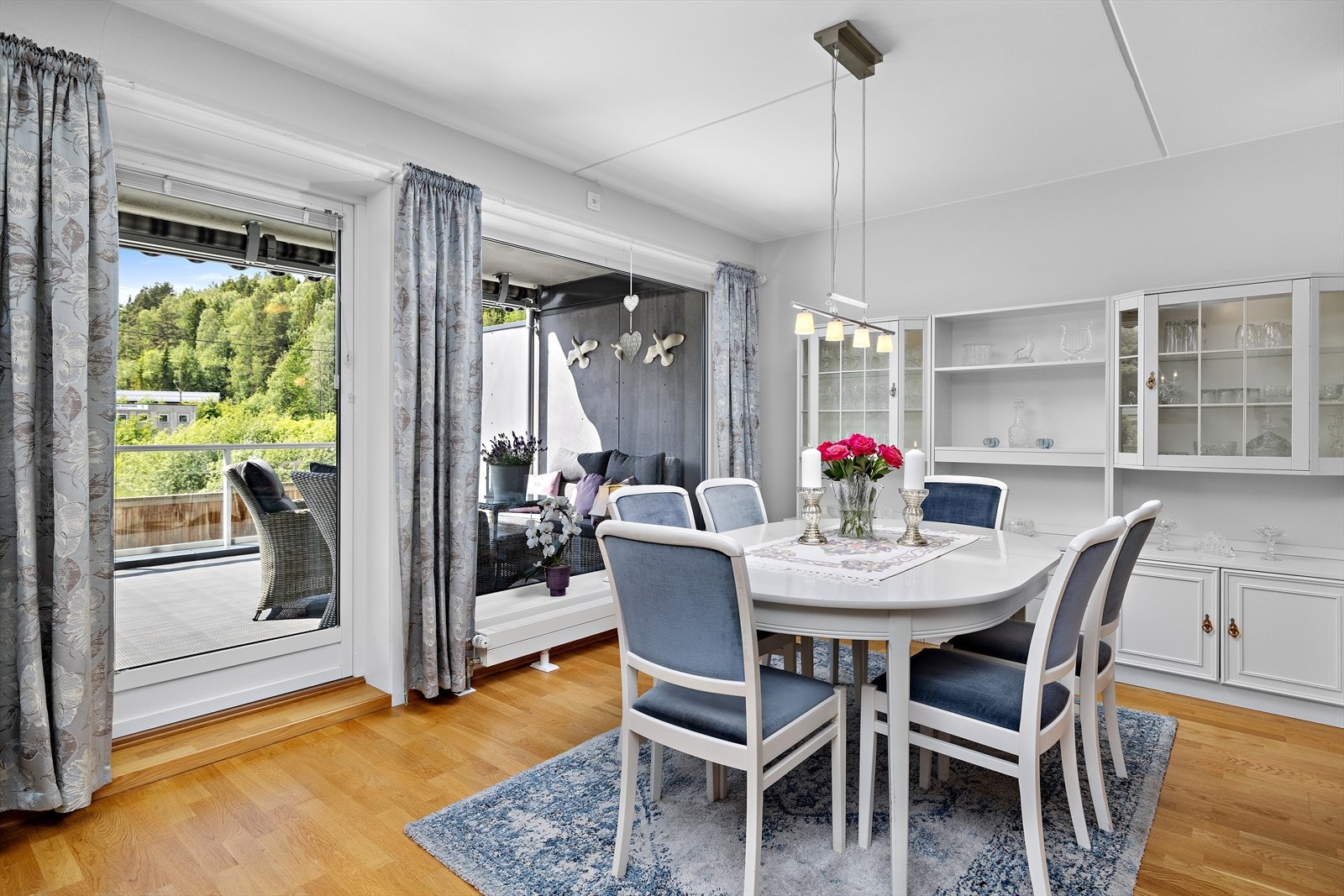 Leiligheten er oppvarmet med radiatorer på vannbåren varme Galleribilde