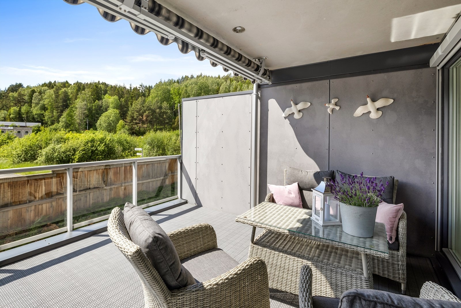 Det er ikke innsyn fra veien på terrassen så her sitter man skjermet men med fint utsyn og veldig gode solforhold. Galleribilde