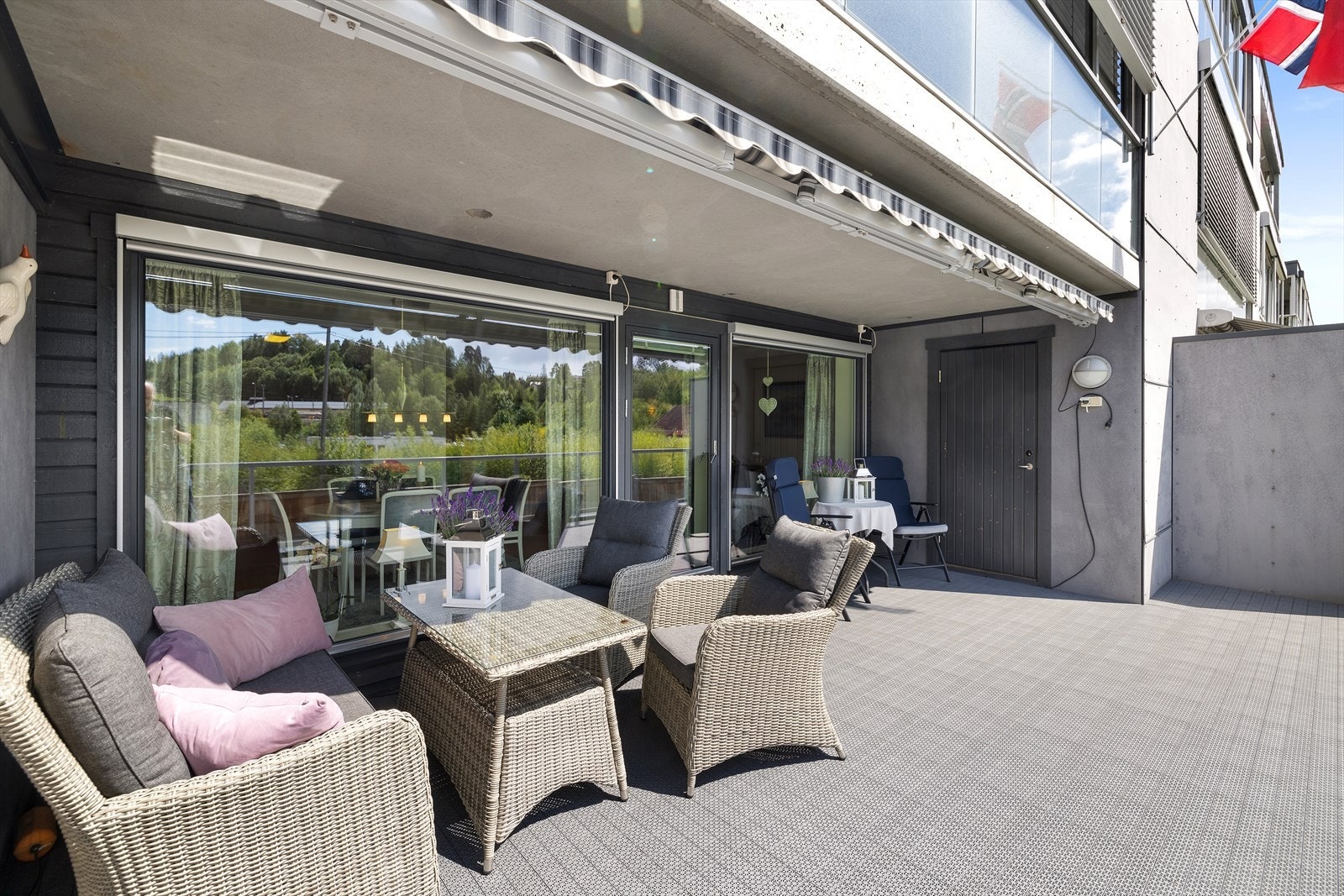 På vinduene er det montert screens. I tillegg er det markise. Galleribilde