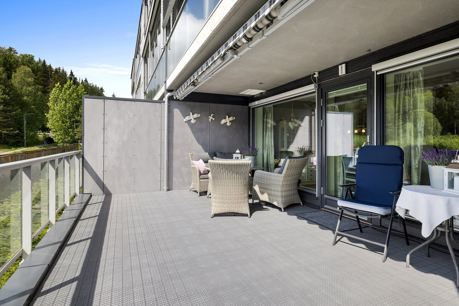 Leiligheten ligger i høy 1. etasje med en stor, solrik terrasse. Galleribilde