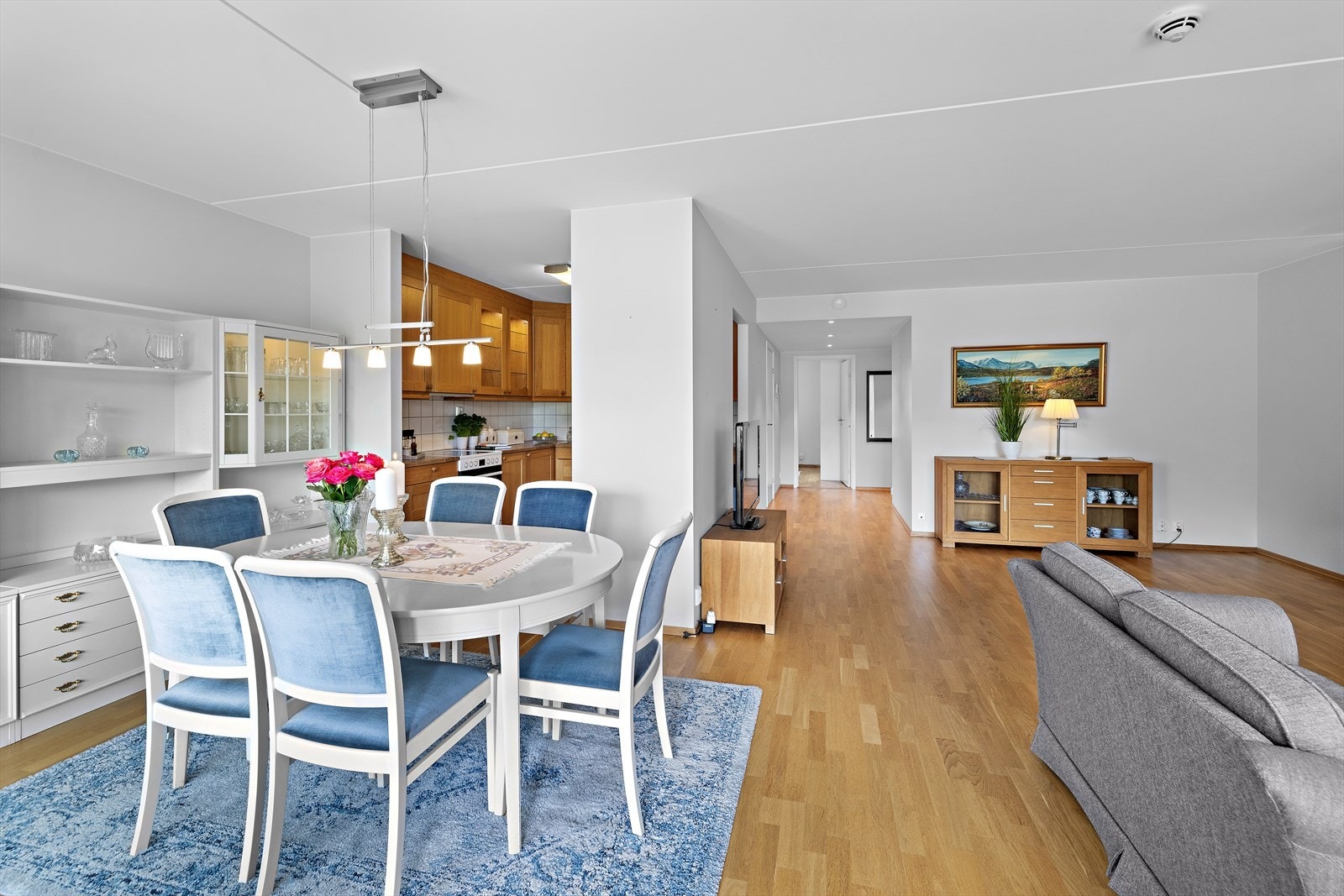 Kjøkkenet ligger med delvis åpen løsning med adkomst fra både stue og spisestue. Galleribilde