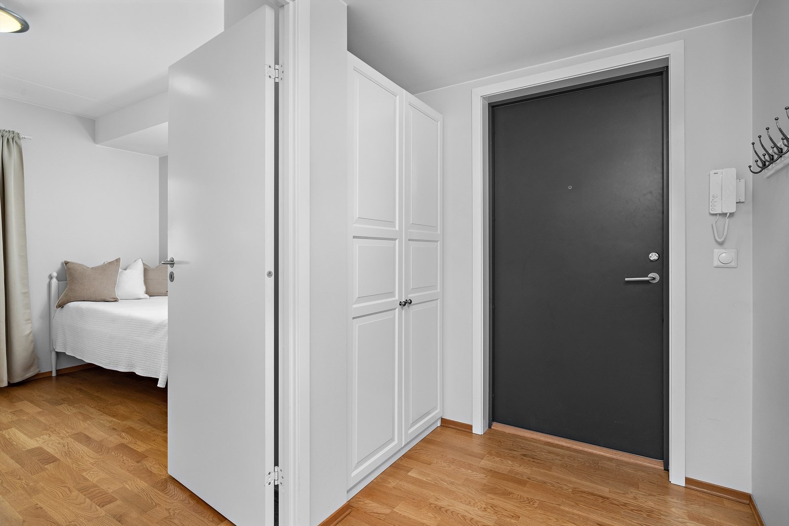 I gangen er det garderobeskap til yttertøy. Galleribilde