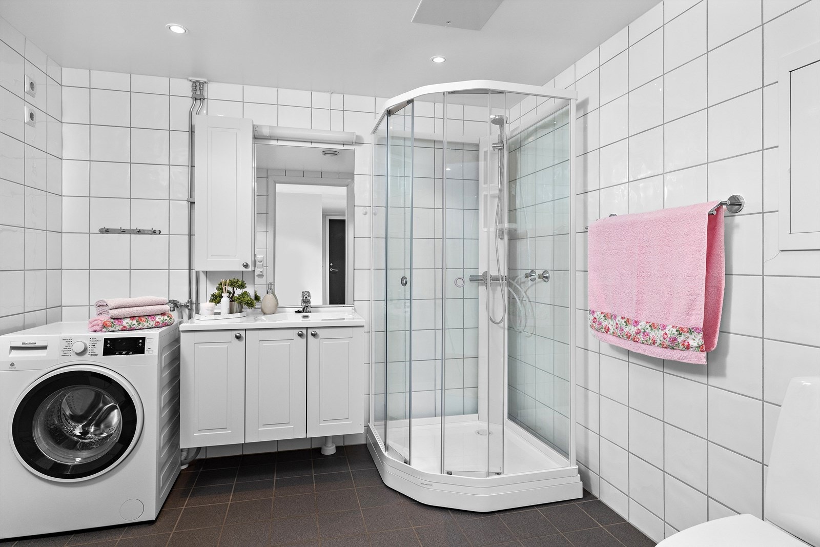 Badet er romslig med plass for både vaskemaskin og tørketrommel. Galleribilde