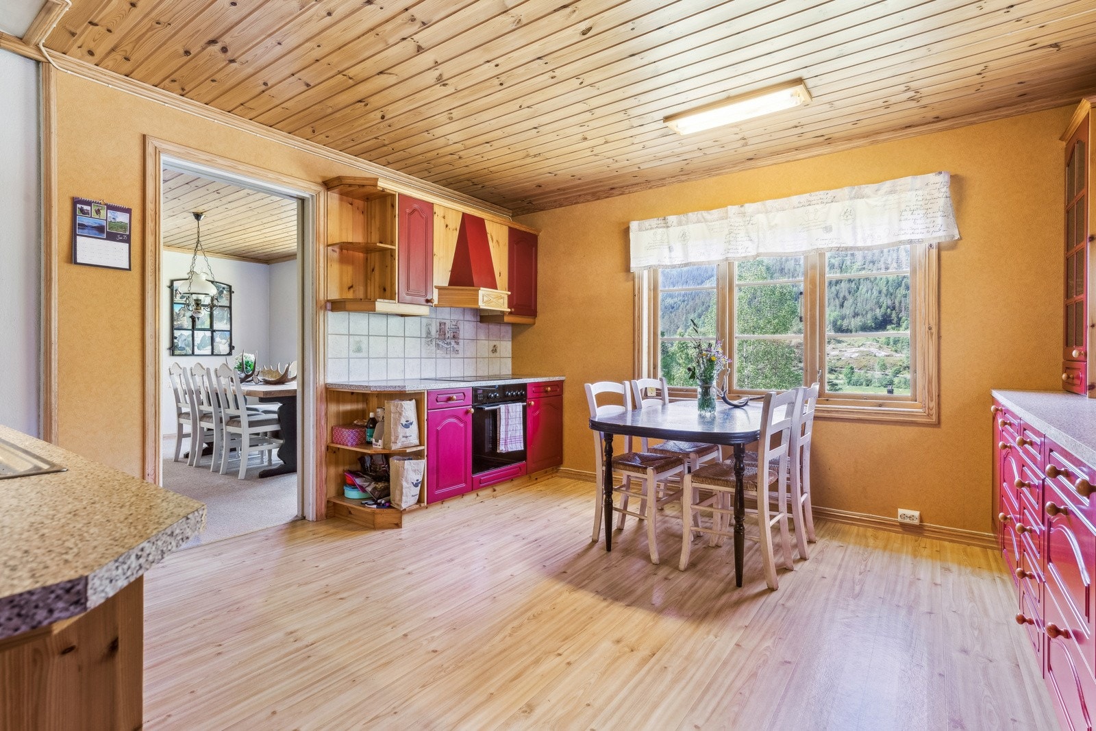 2. etasje har også et kjøkken og 1 soverom med mulighet for flere soverom Galleribilde