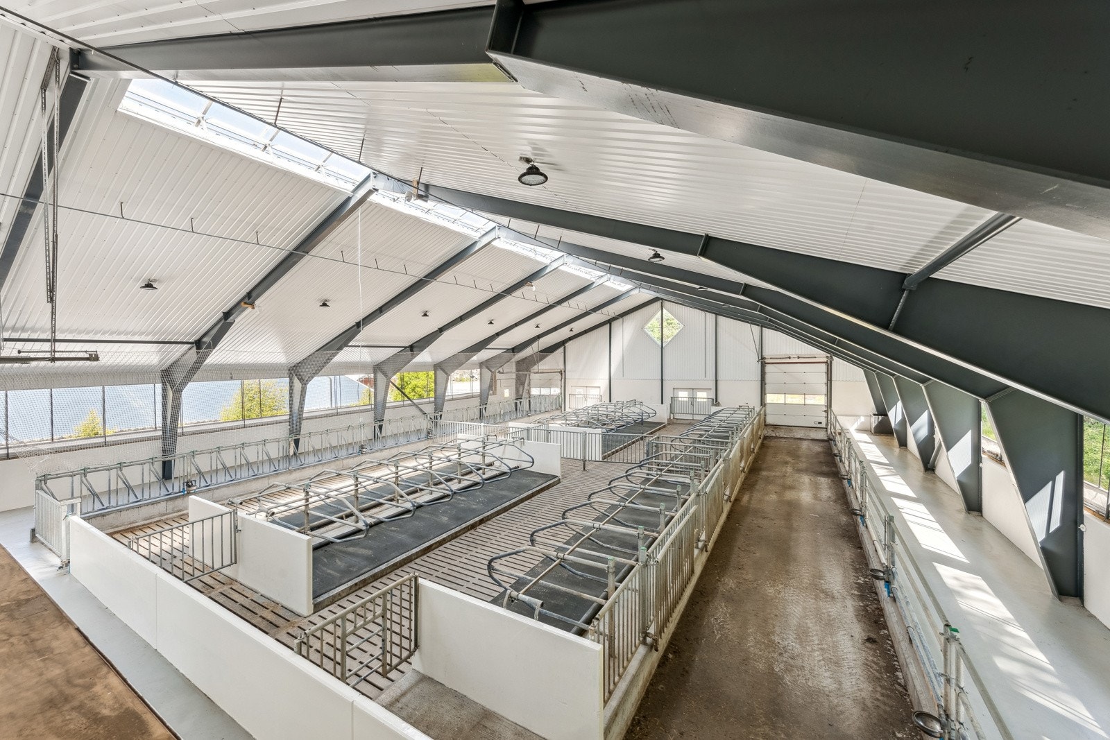 Bygningen har stålinnredning av type Orla Hansen med liggebåser og matter, betongstøpte fòrbrett, spalteplank med 800m³ gjødsellager med omrøring og pumpe til utvendig gjødseltank på 2000 m3 Galleribilde
