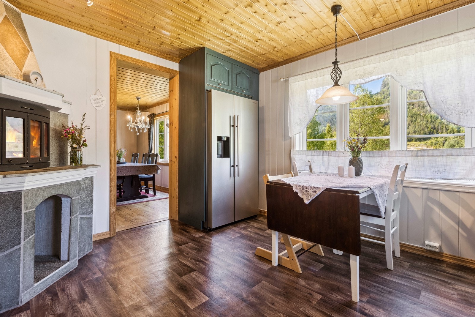 Fra kjøkkenet går man videre inn i spisestuen Galleribilde