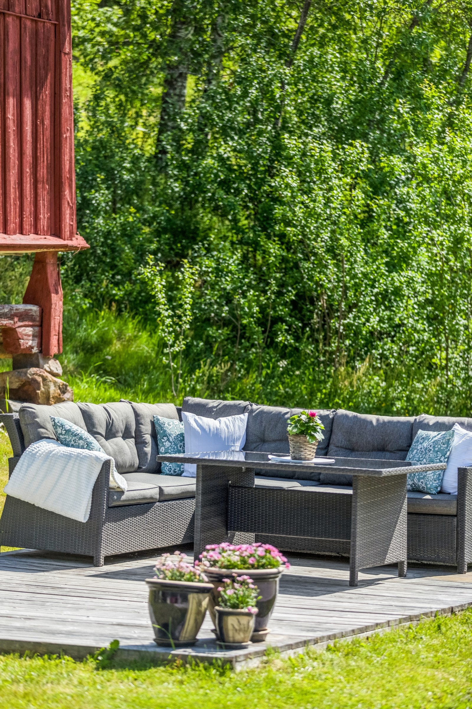 Det er flere hyggelige uteplaser rundt huset som denne ved det hyggelige stabburet Galleribilde