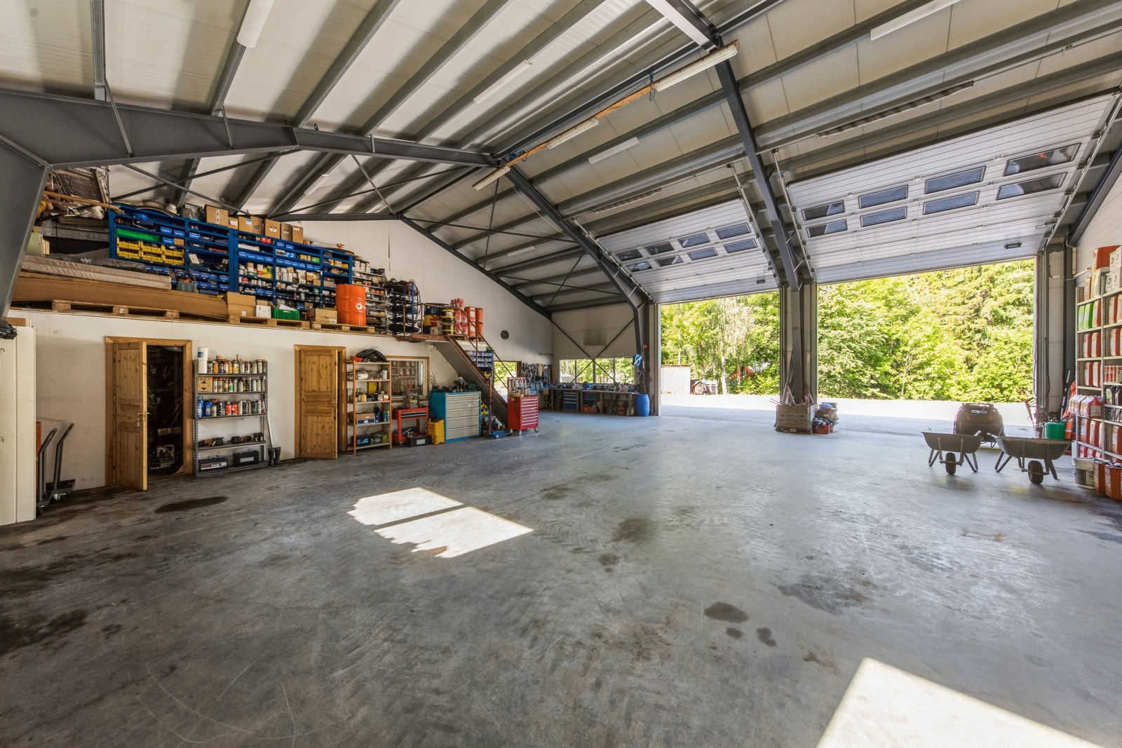 Bygningen har vannbåren varme støpt i gulv og luft/vann varmepumpe for oppvarming. El-anlegg fra 2021 Galleribilde