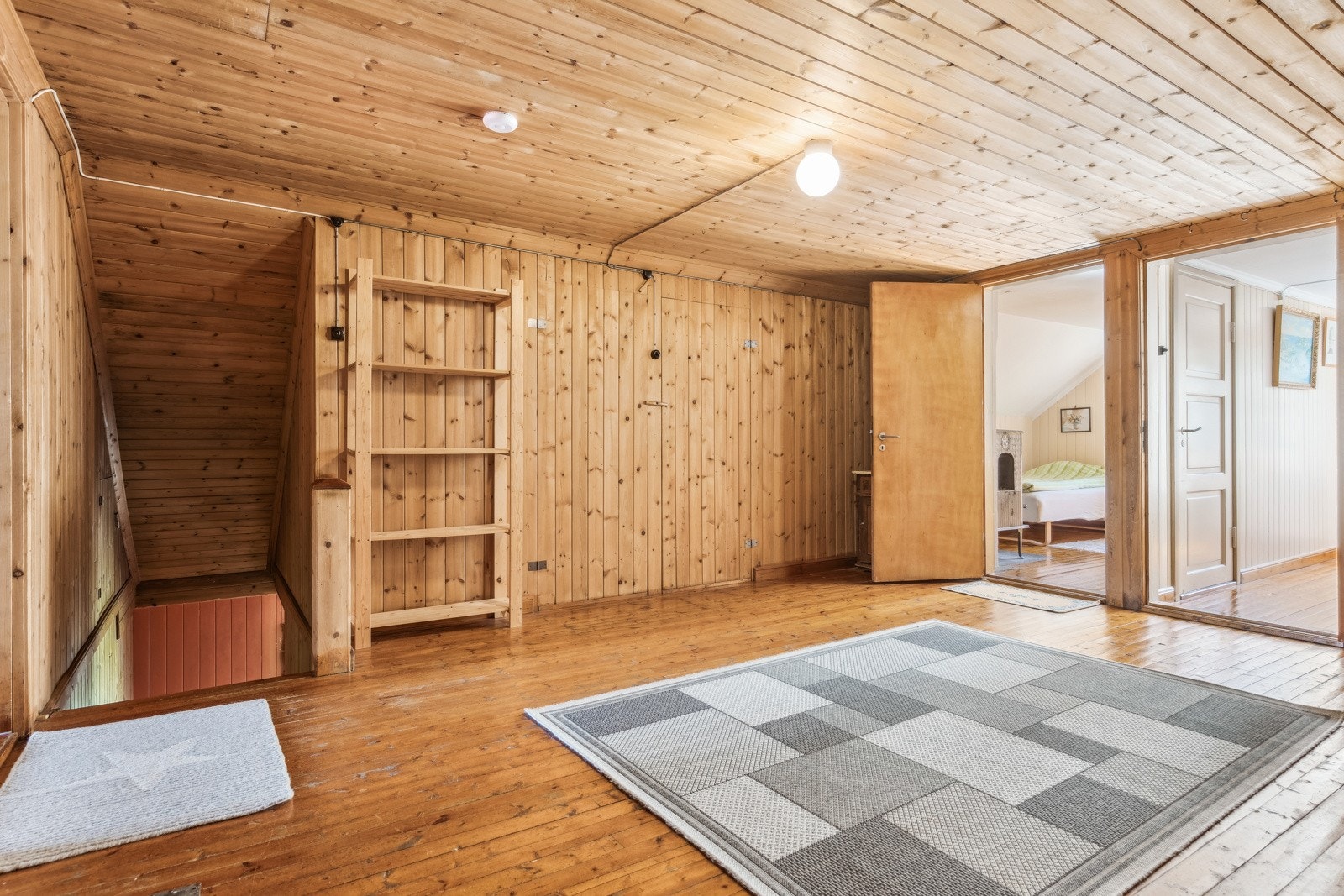 Loftsetasjen har 4 soverom og en romslig hall Galleribilde