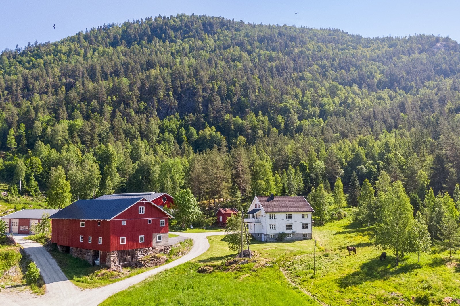 Tunet er romslig og velholdt og består bla. av et stort våningshus på 405 kvm, en eldre driftsbygning, vognskjul, stabbur mm.m Galleribilde