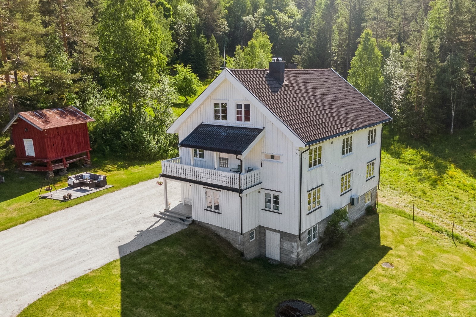 Våningshuset er romslig og går over 3 plan pluss romslig kjeller. Huset er innredet med leilighet i 2. etasje for utleiemulighet Galleribilde