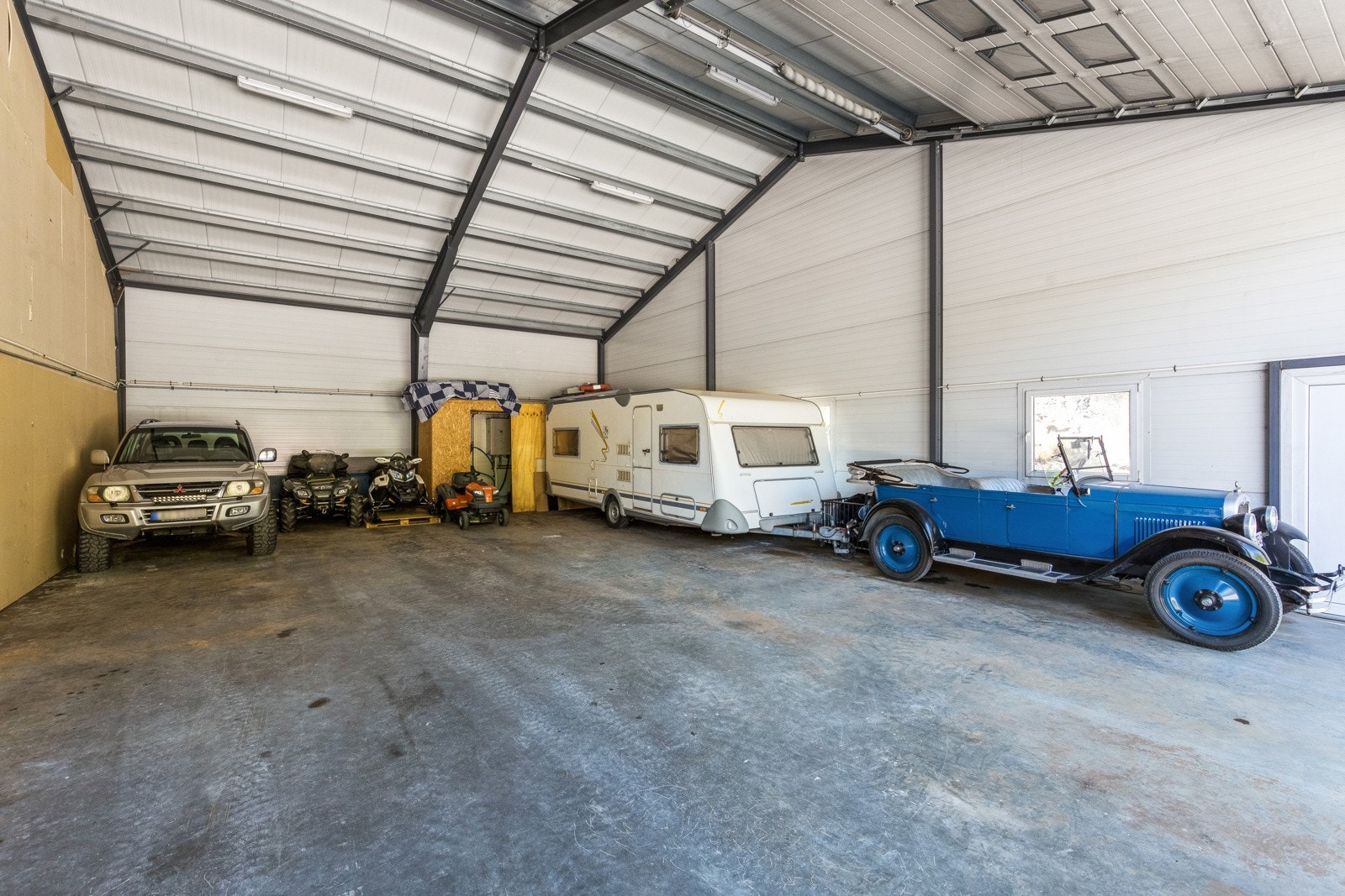 Det er meget god plass til lagring av redskap og maskiner Galleribilde