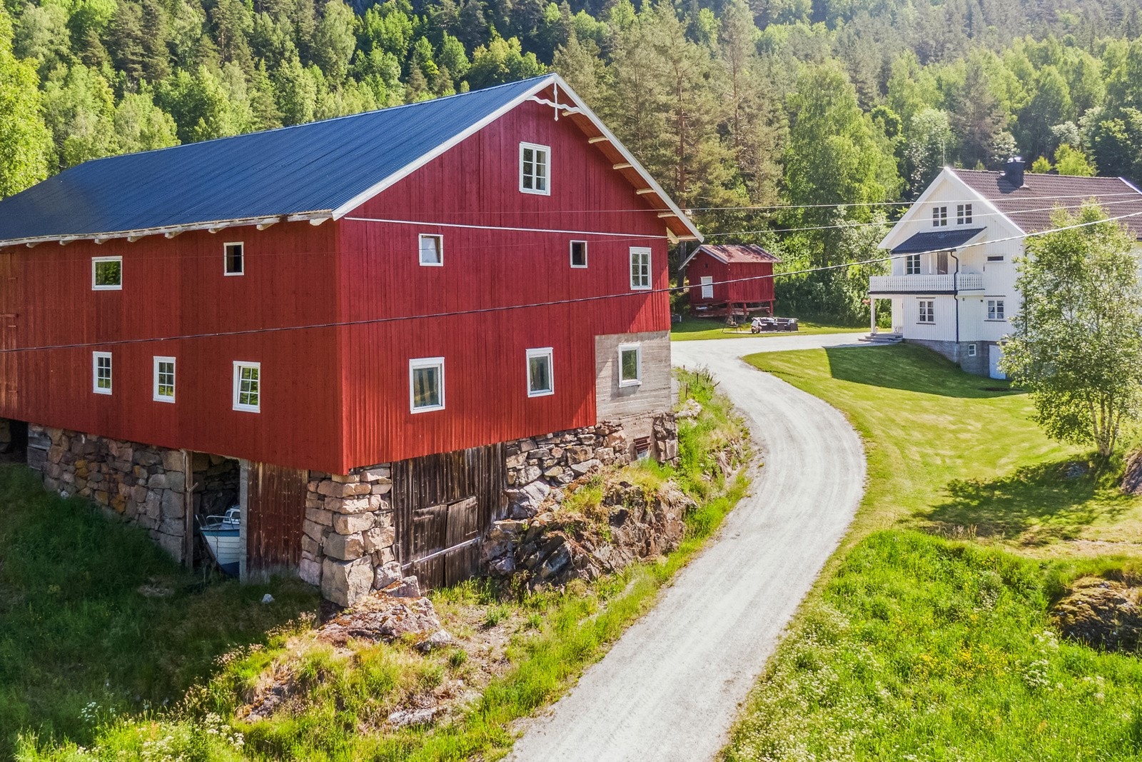 Eiendommen har adkomst fra riksvei og ca. 100 meter gårdsvei opp til våningshuset Galleribilde