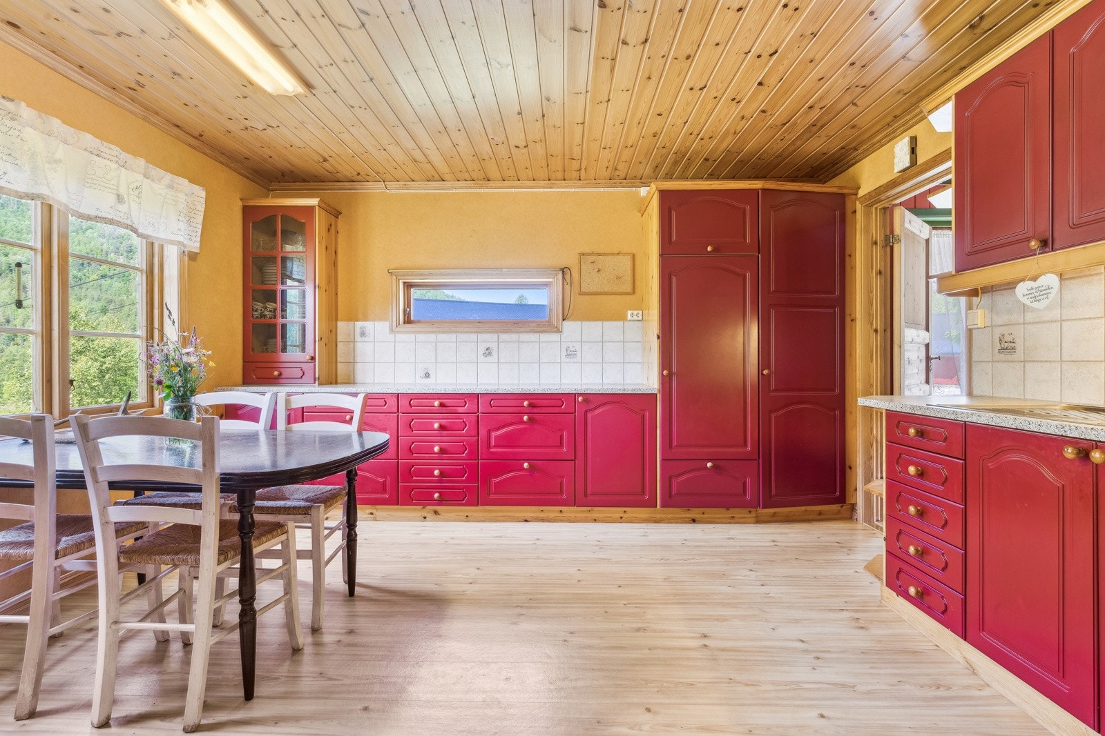 Kjøkken 2. etasje med innredning fra 2003 Galleribilde