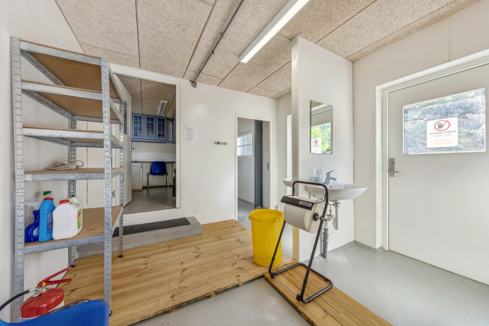 Kontor og toalettrom med opplegg for vaskemaskin Galleribilde