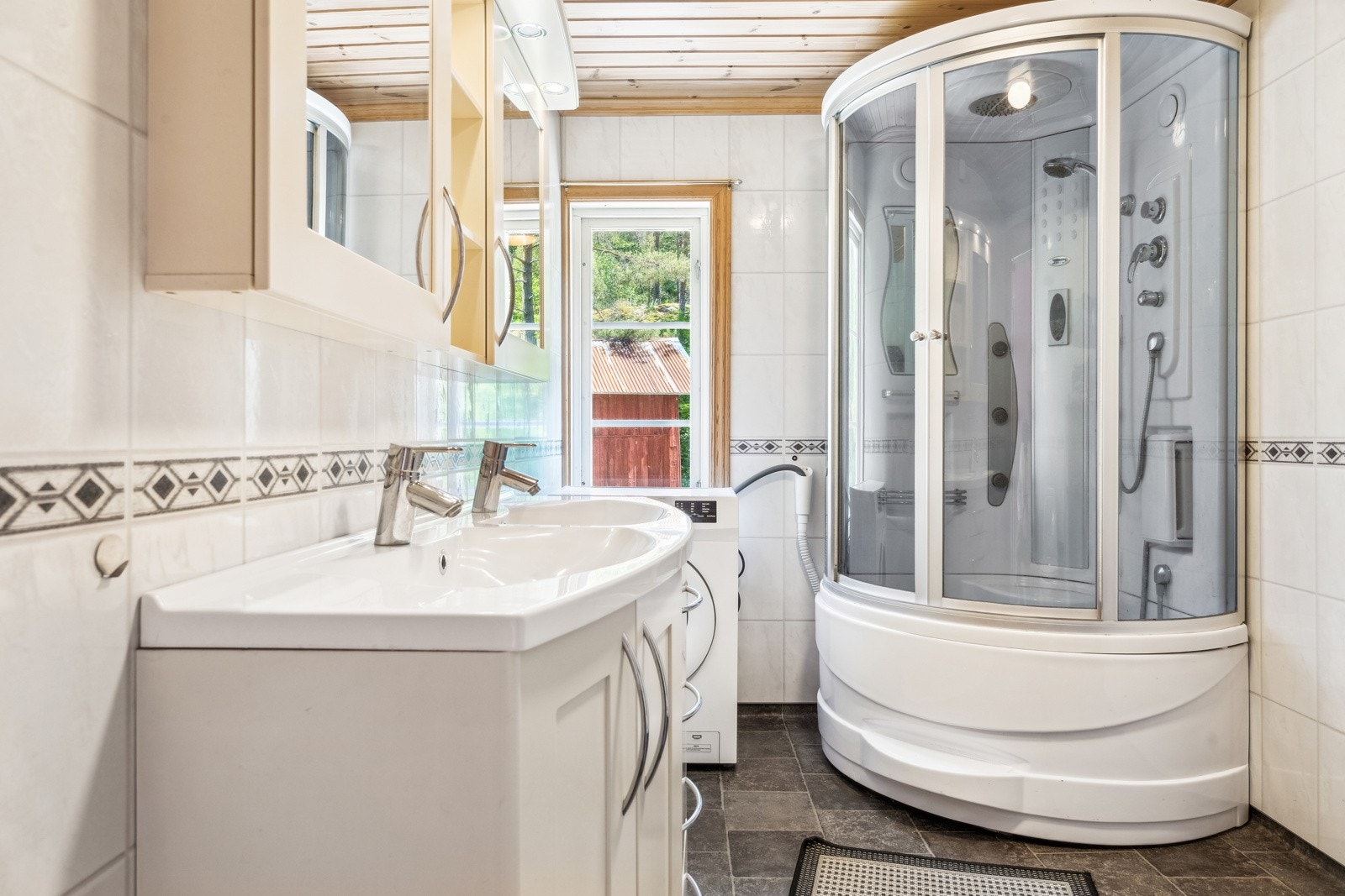 Baderommet i 2. etasje er fra 2013 og har opplegg for vaskemaskin Galleribilde