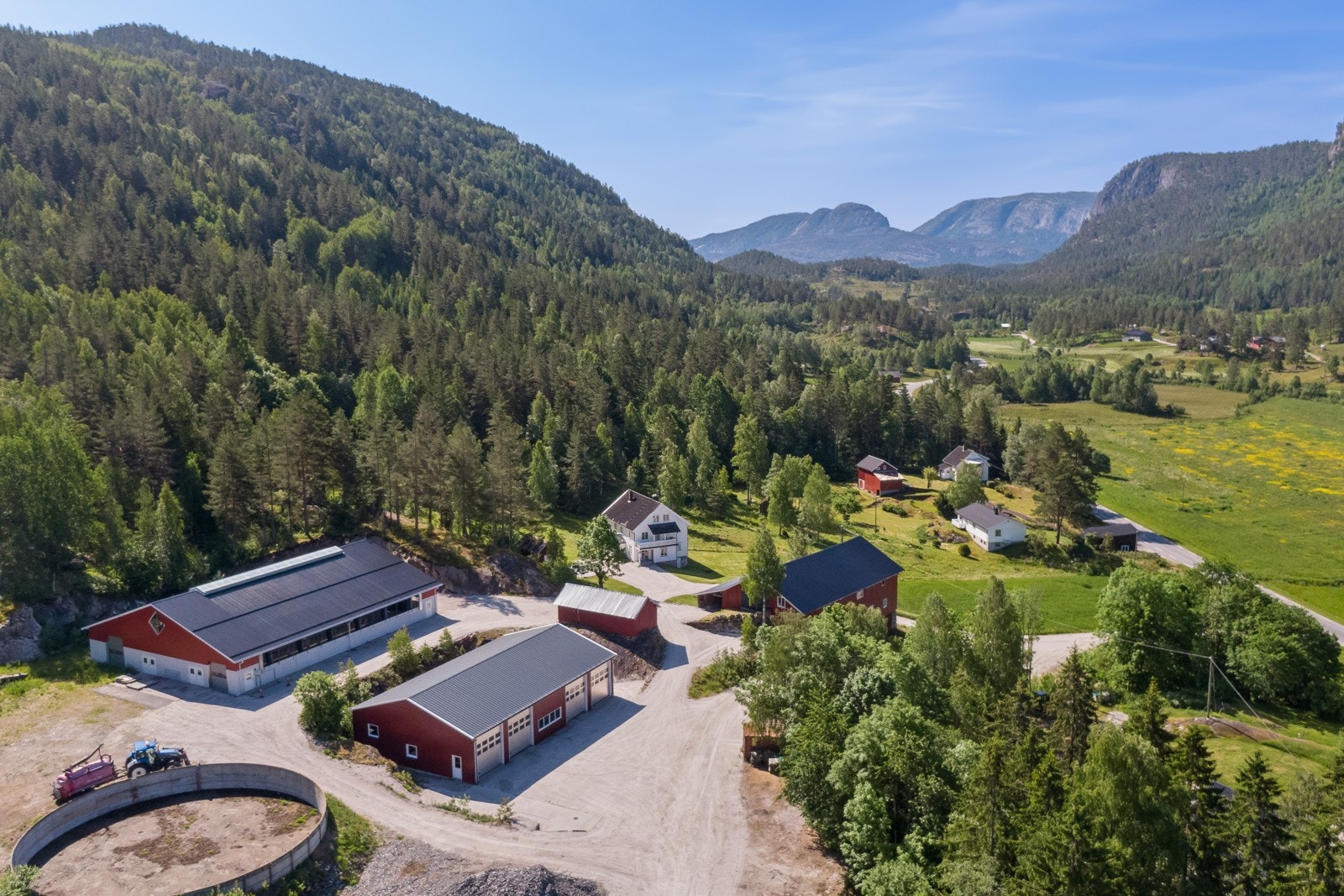 I forlengelse av tunet ble det i 2017 bygd et løsdriftsfjøs med plass til 48 mordyr og et verktsted/garasje fra 2012 Galleribilde