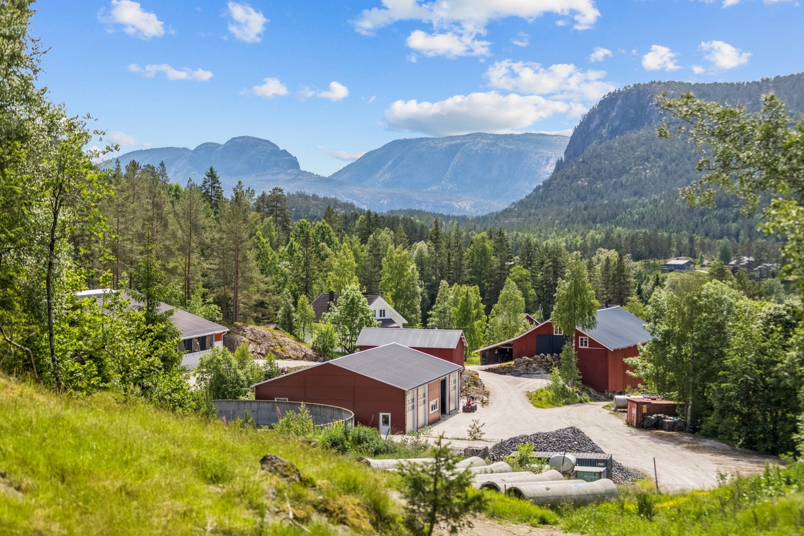 Det er god plass til oppstilling av gårdsutstyr mm. på gårdsplassen Galleribilde