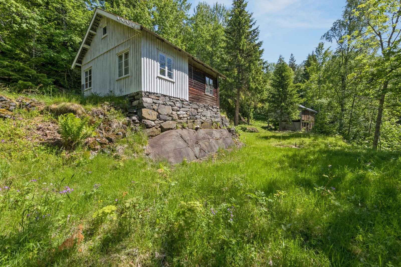 Husmannsplasser Rue består av et eldre hus, eldre fjøs og vedskjul Galleribilde