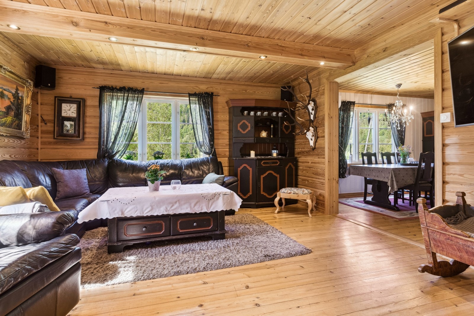 Fra spisestuen går man videre inn i stuen Galleribilde