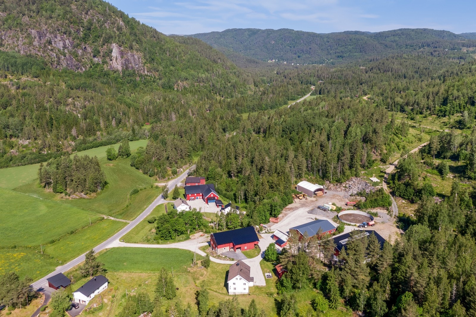 Eiendommen er på totalt ca. 2.455 dekar hvorav 50 daa dyrka mark, 75 daa beite og 900 daa produktiv skog. Resten av arealet er bebygd, annet markslag eller vernet Galleribilde