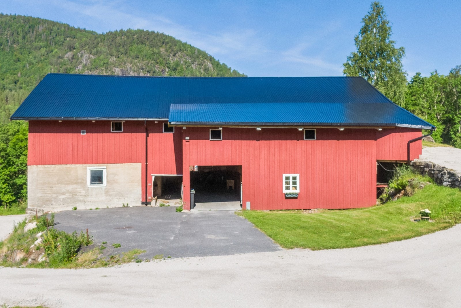 Låven går over tre plan pluss møkkakjeller og har vært benyttet som fjøs og lager Galleribilde