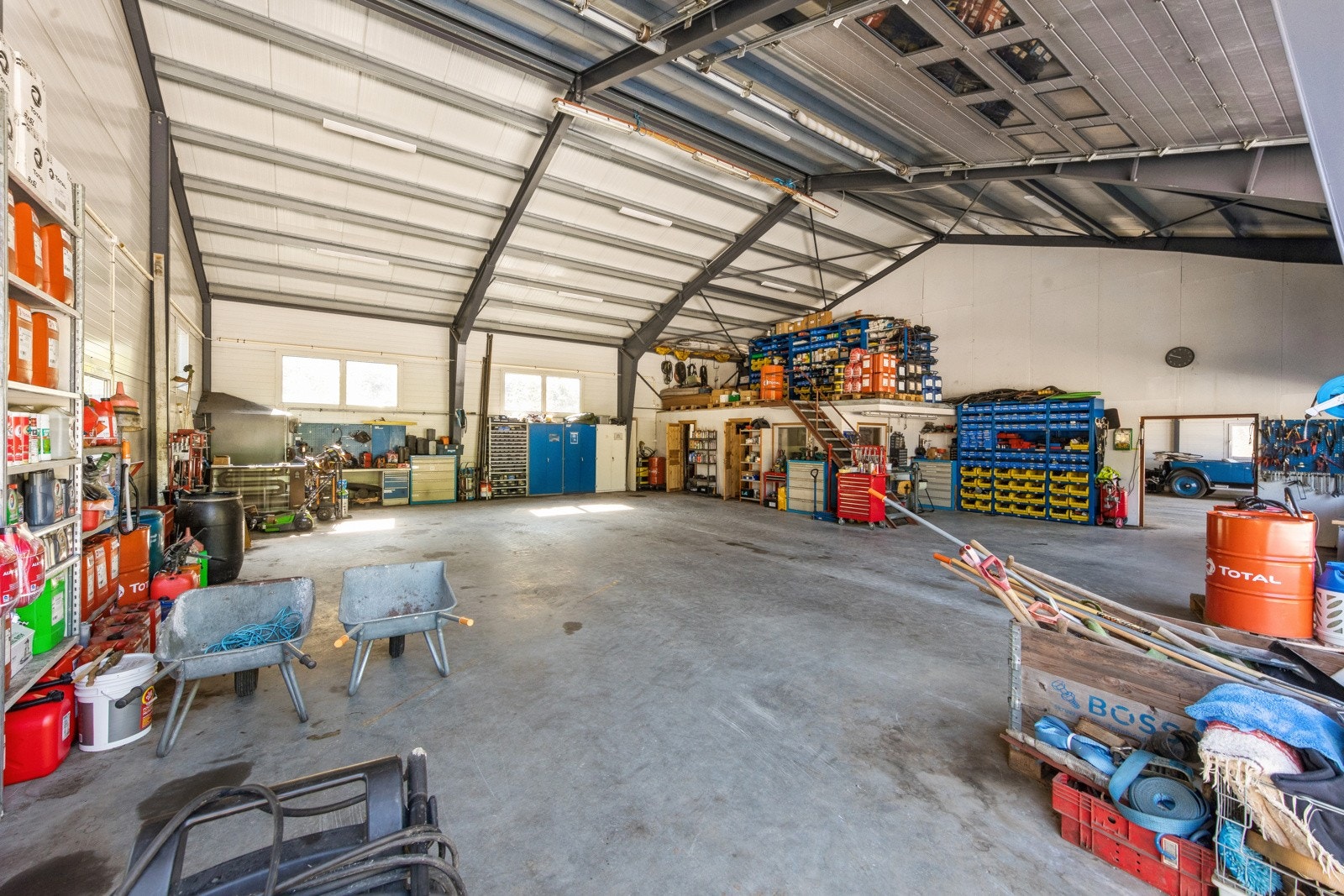 Verkstedet er også innredet med et kontor og en messanin Galleribilde